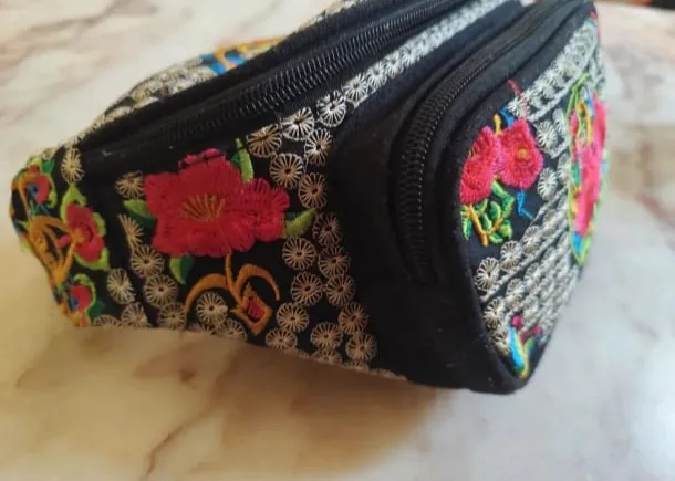 Pochete bordada miniatura 3