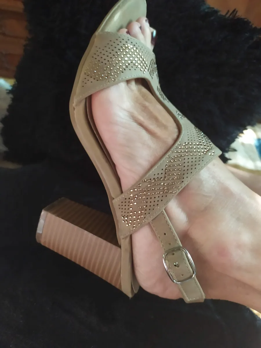 Sandália com salto grosso - Tamanho 37