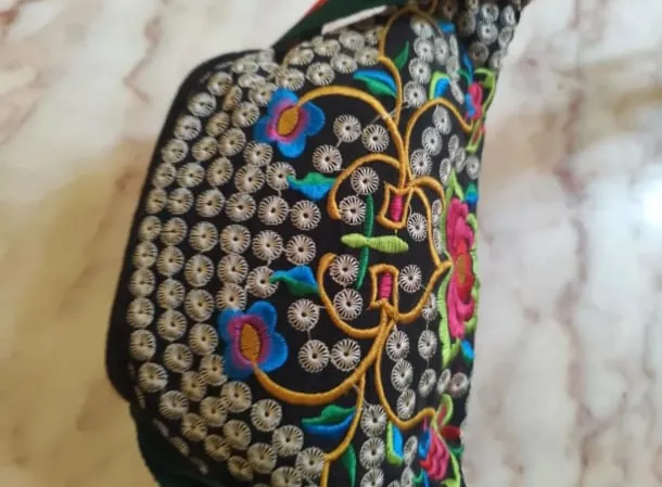 Pochete bordada miniatura 2