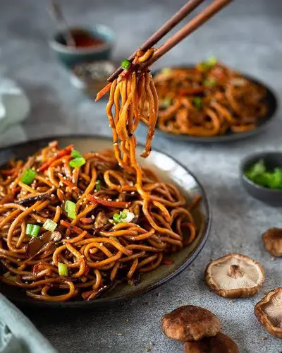 Wok de Nouilles Sautées aux Shiitakés