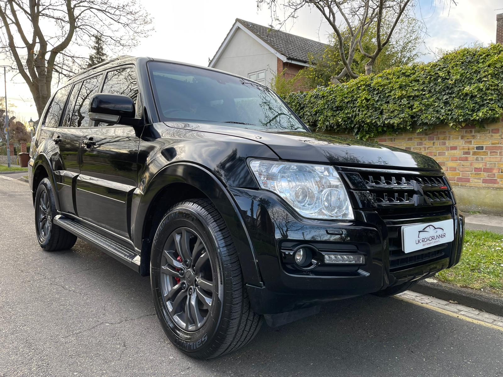 2014 Mitsubishi Shogun image 1