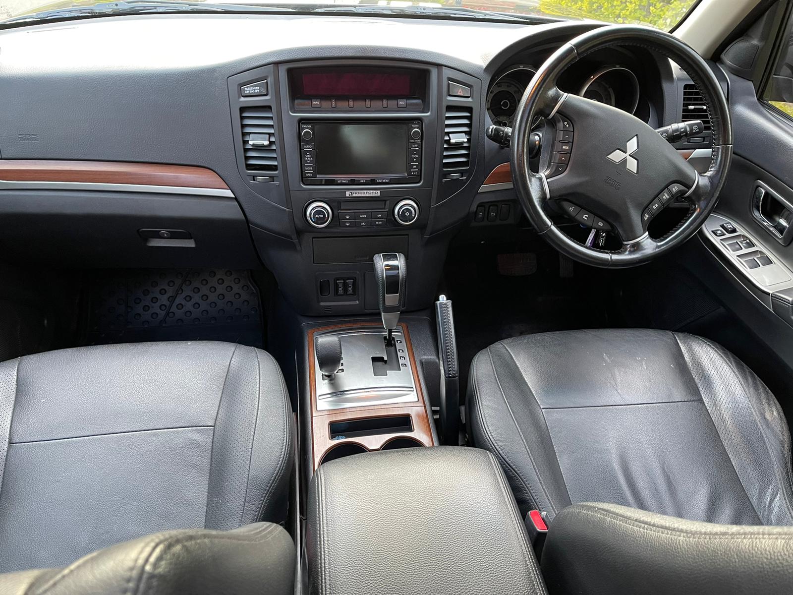 2014 Mitsubishi Shogun image 3