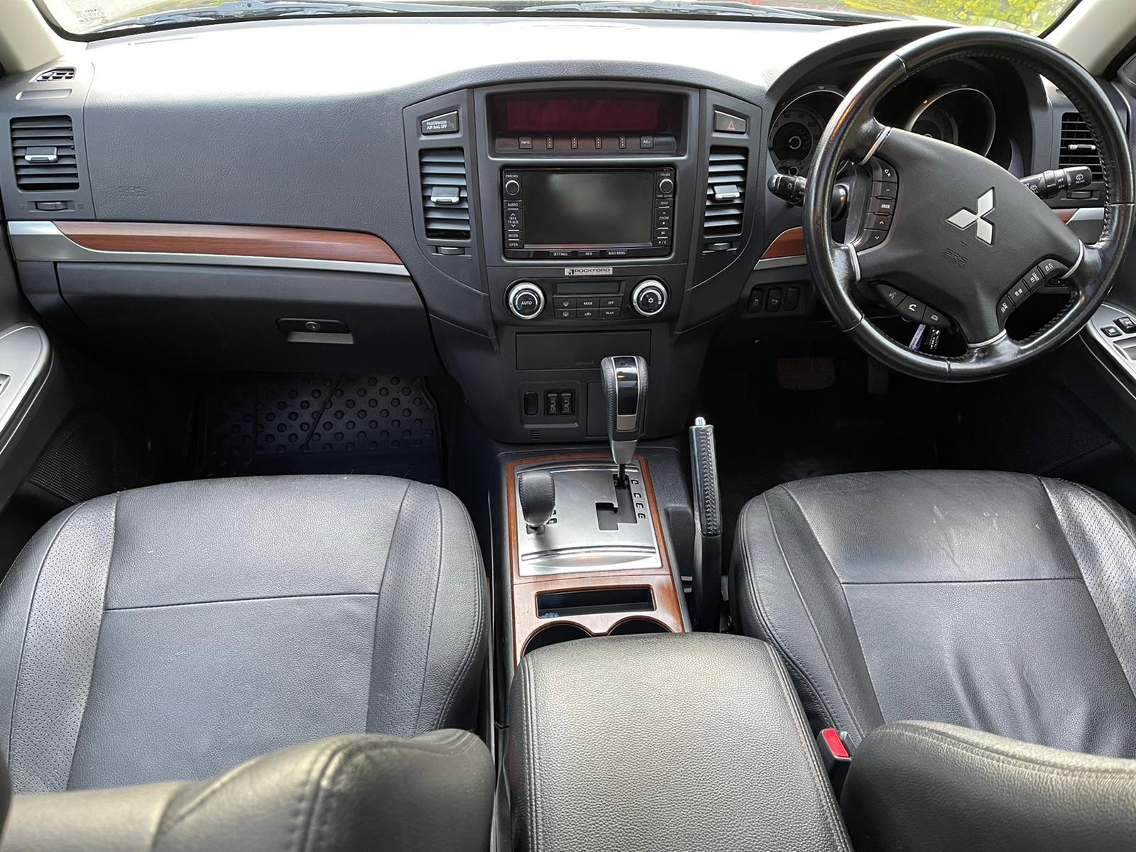 2014 Mitsubishi Shogun image 4