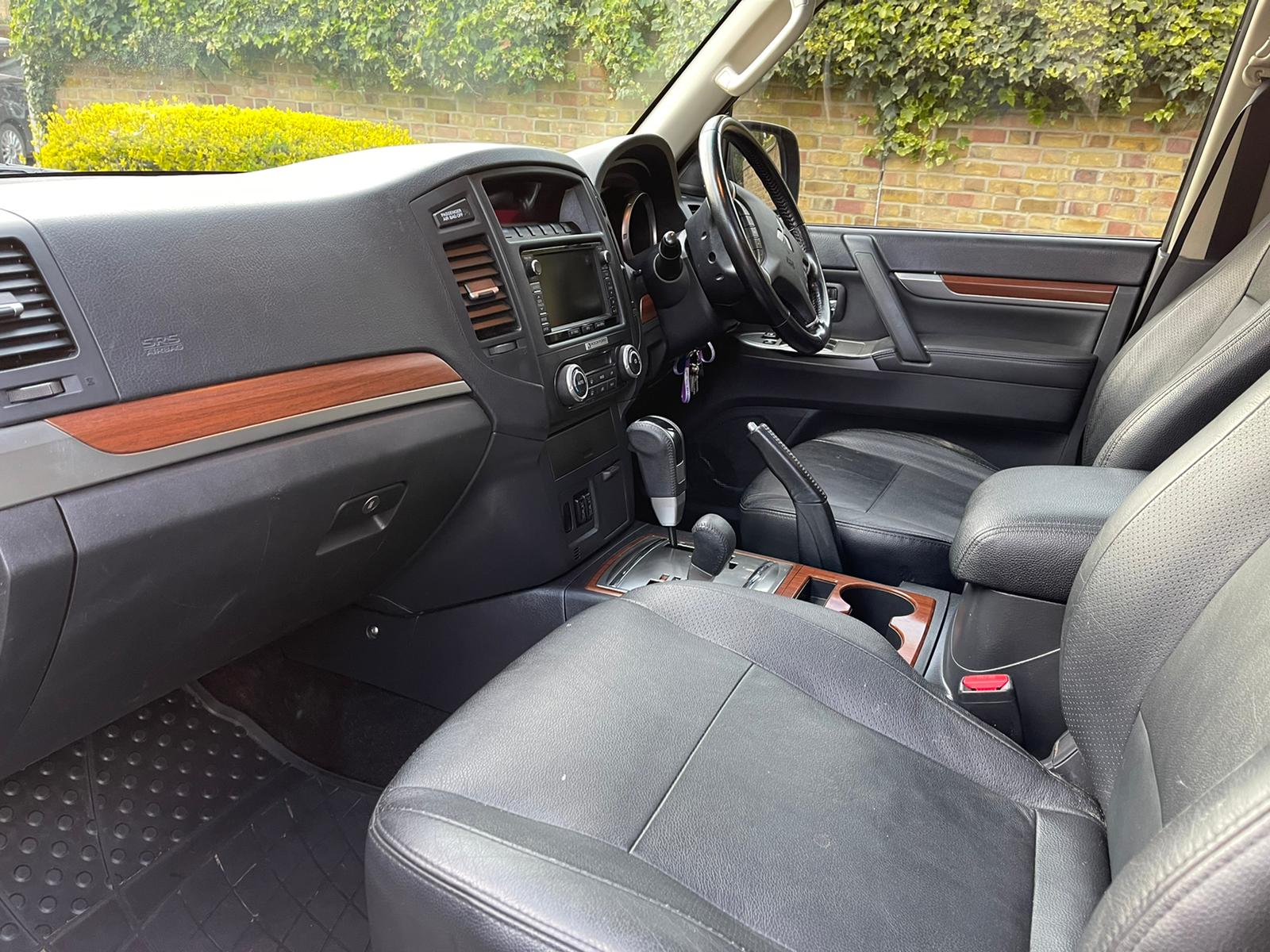 2014 Mitsubishi Shogun image 5