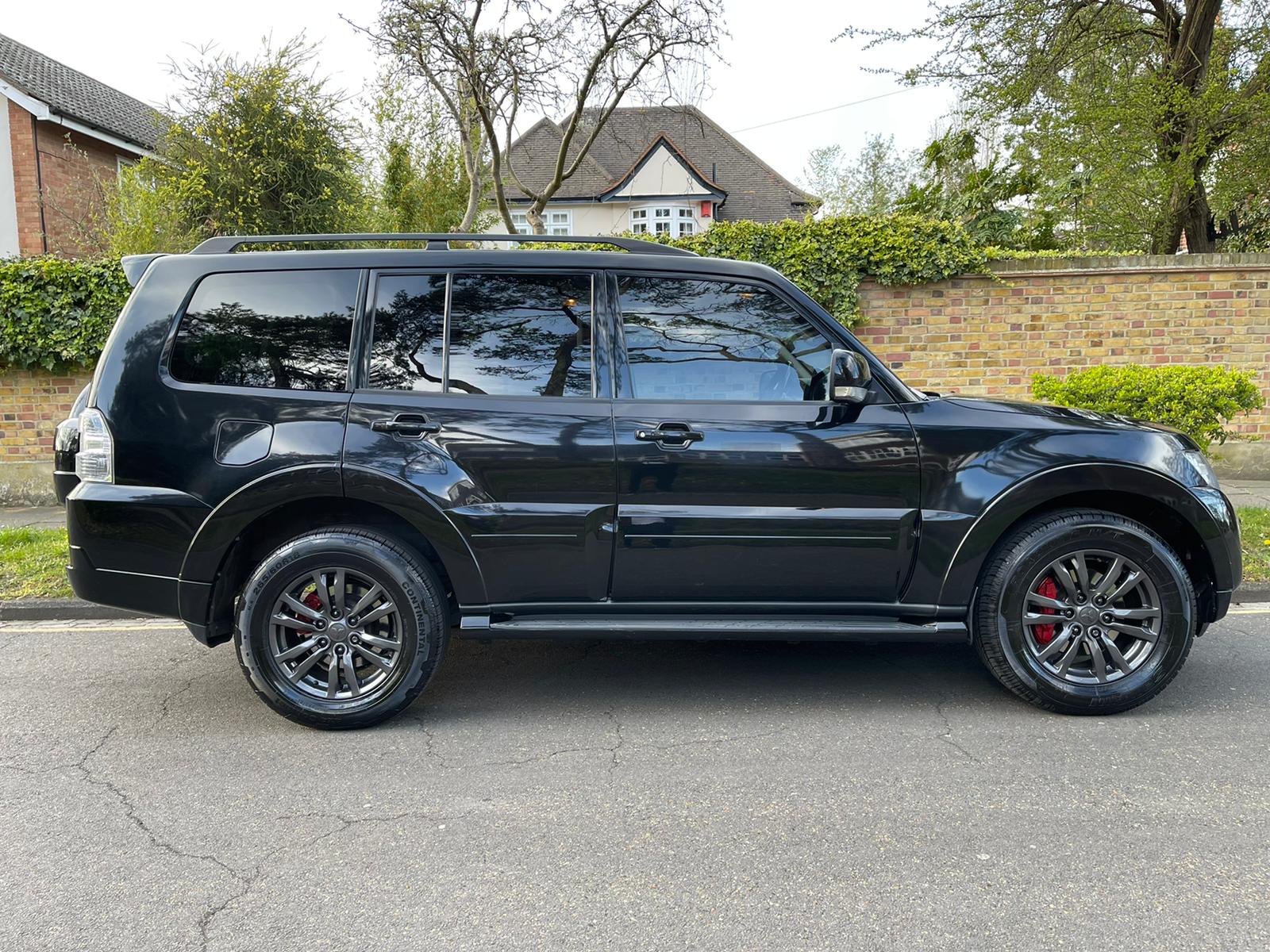 2014 Mitsubishi Shogun image 2