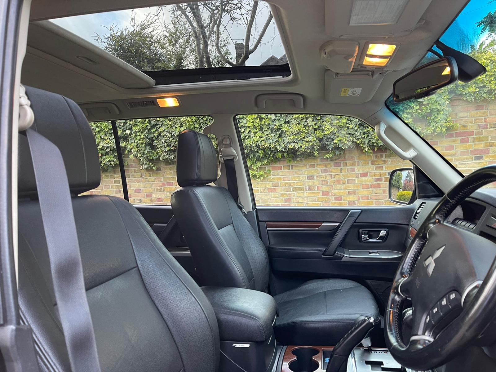 2014 Mitsubishi Shogun image 6