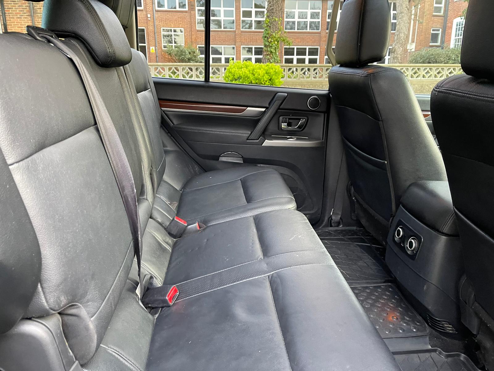 2014 Mitsubishi Shogun image 7