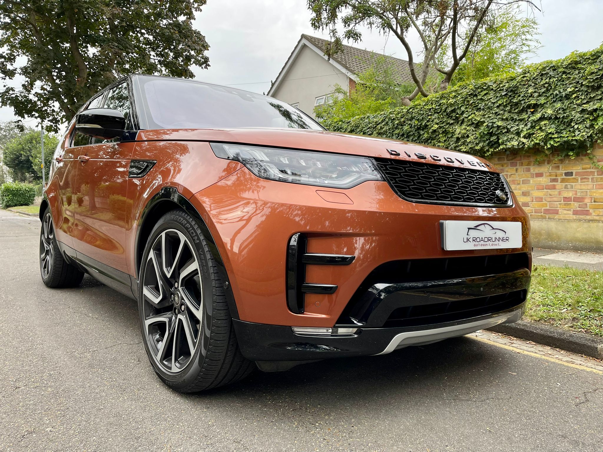 2017 Land Rover Discovery  image 1