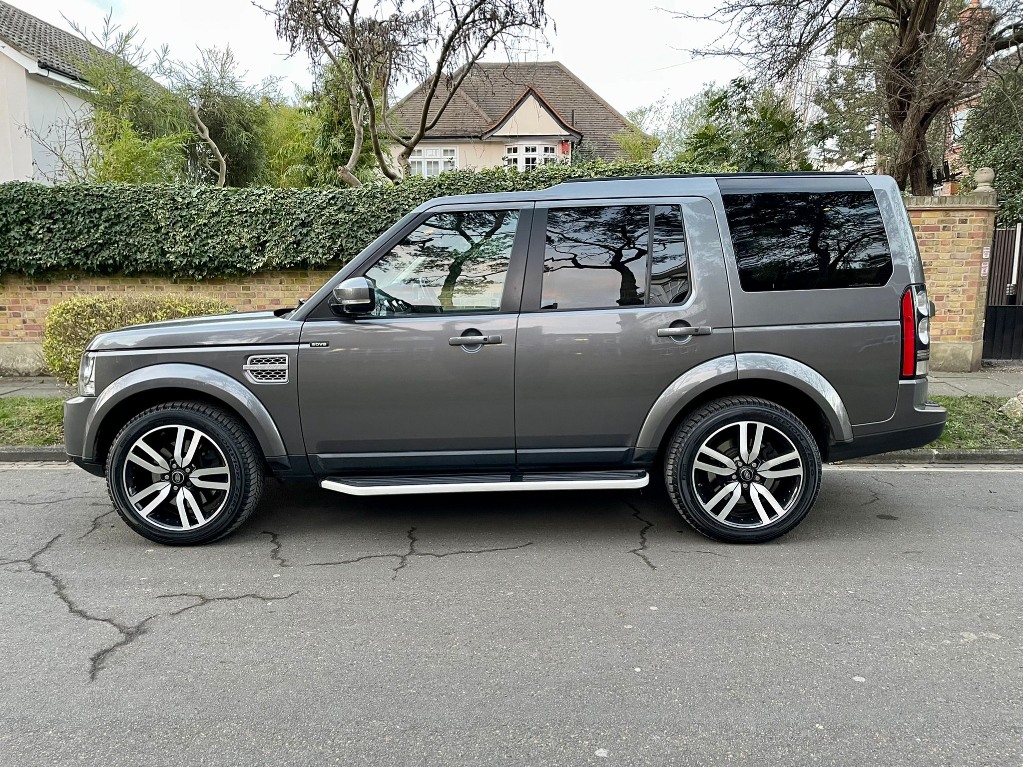 2015 Land Rover Discovery 4 image 2