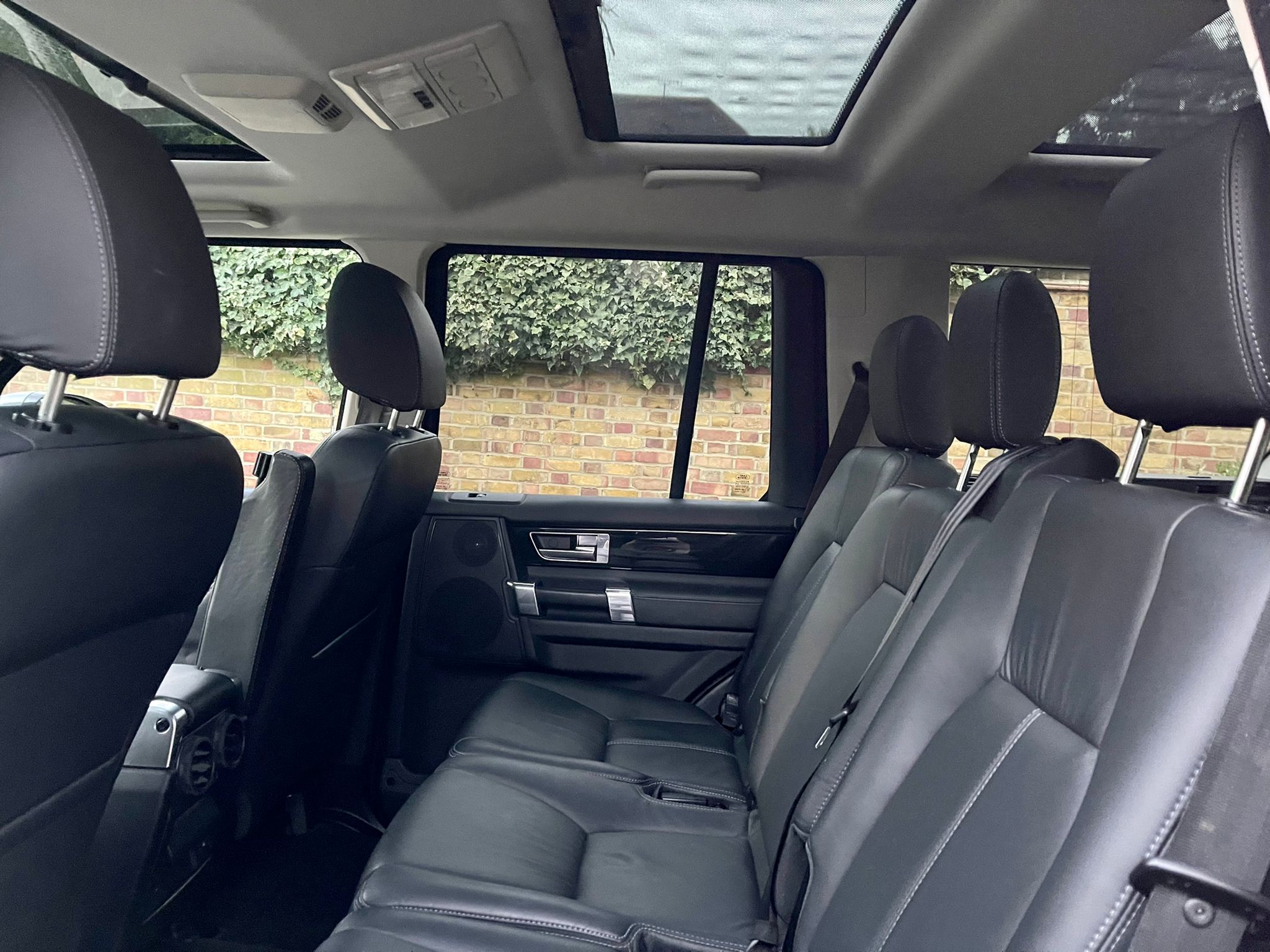 2015 Land Rover Discovery 4 image 8