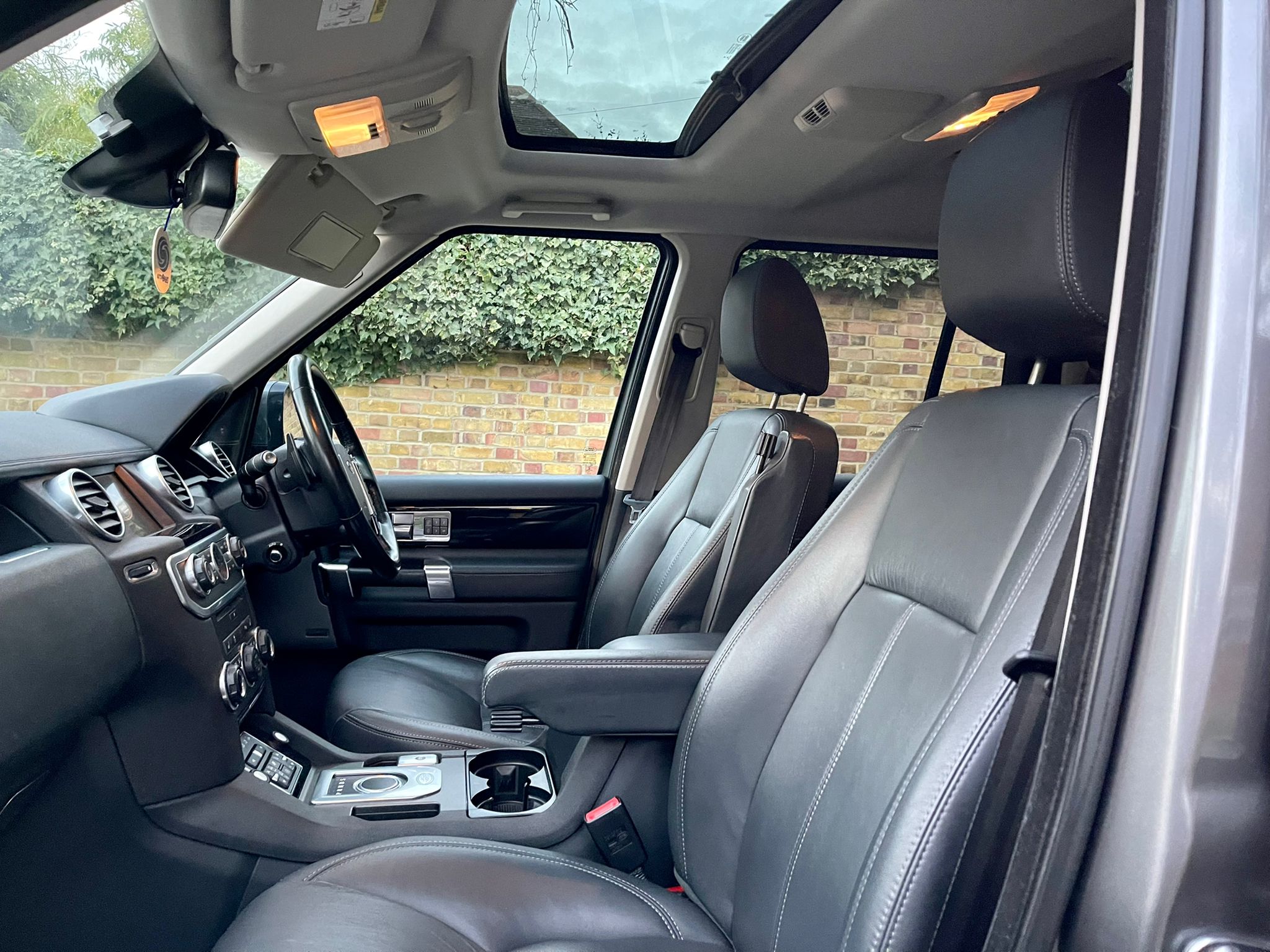 2015 Land Rover Discovery 4 image 5