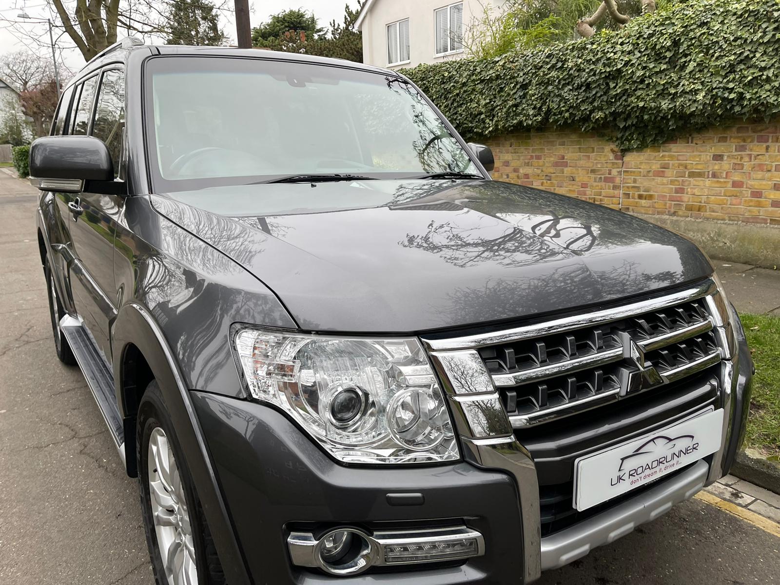 2015 Mitsubishi Shogun  image 1