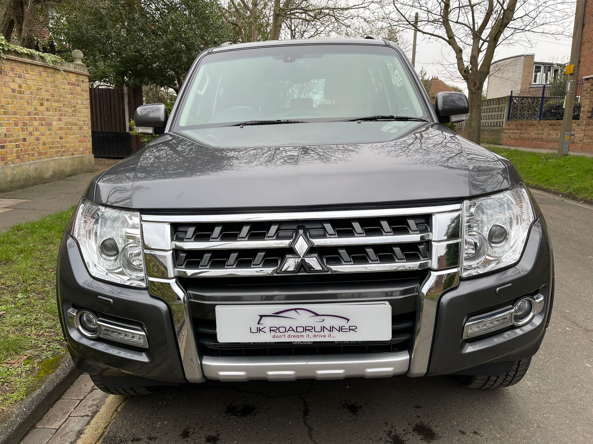 2015 Mitsubishi Shogun  image 2