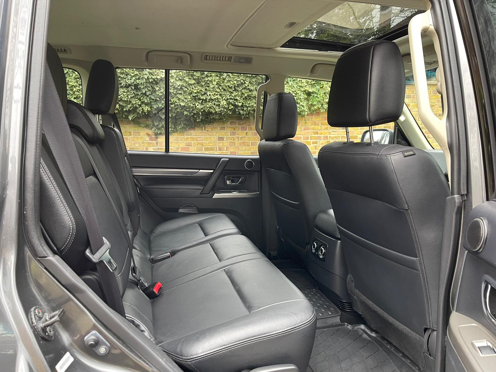 2015 Mitsubishi Shogun  image 7