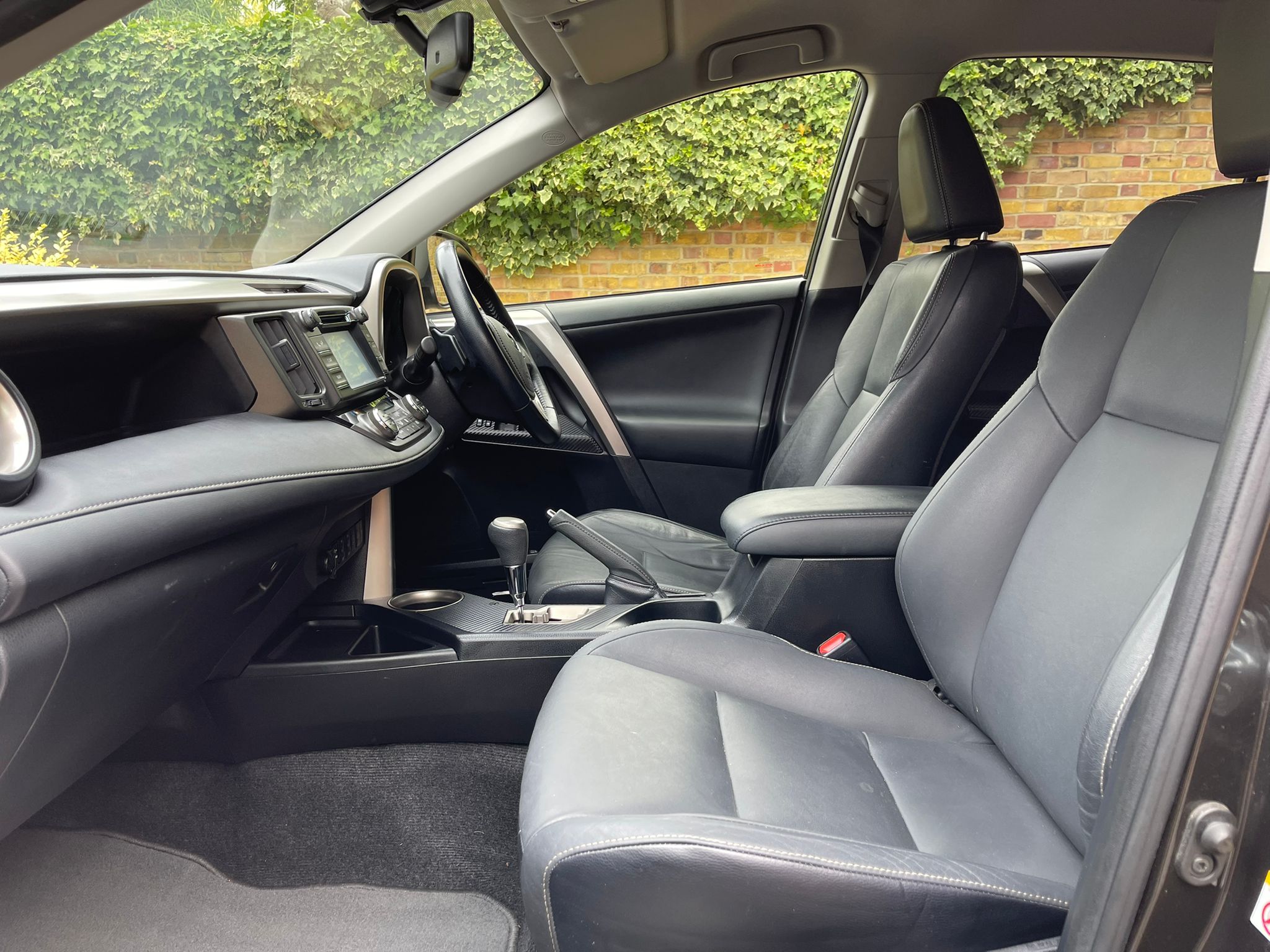 2015 Toyota RAV4 image 6