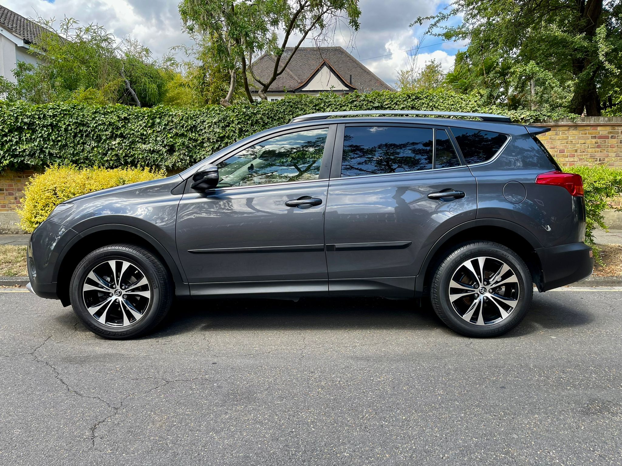 2015 Toyota RAV4 image 2