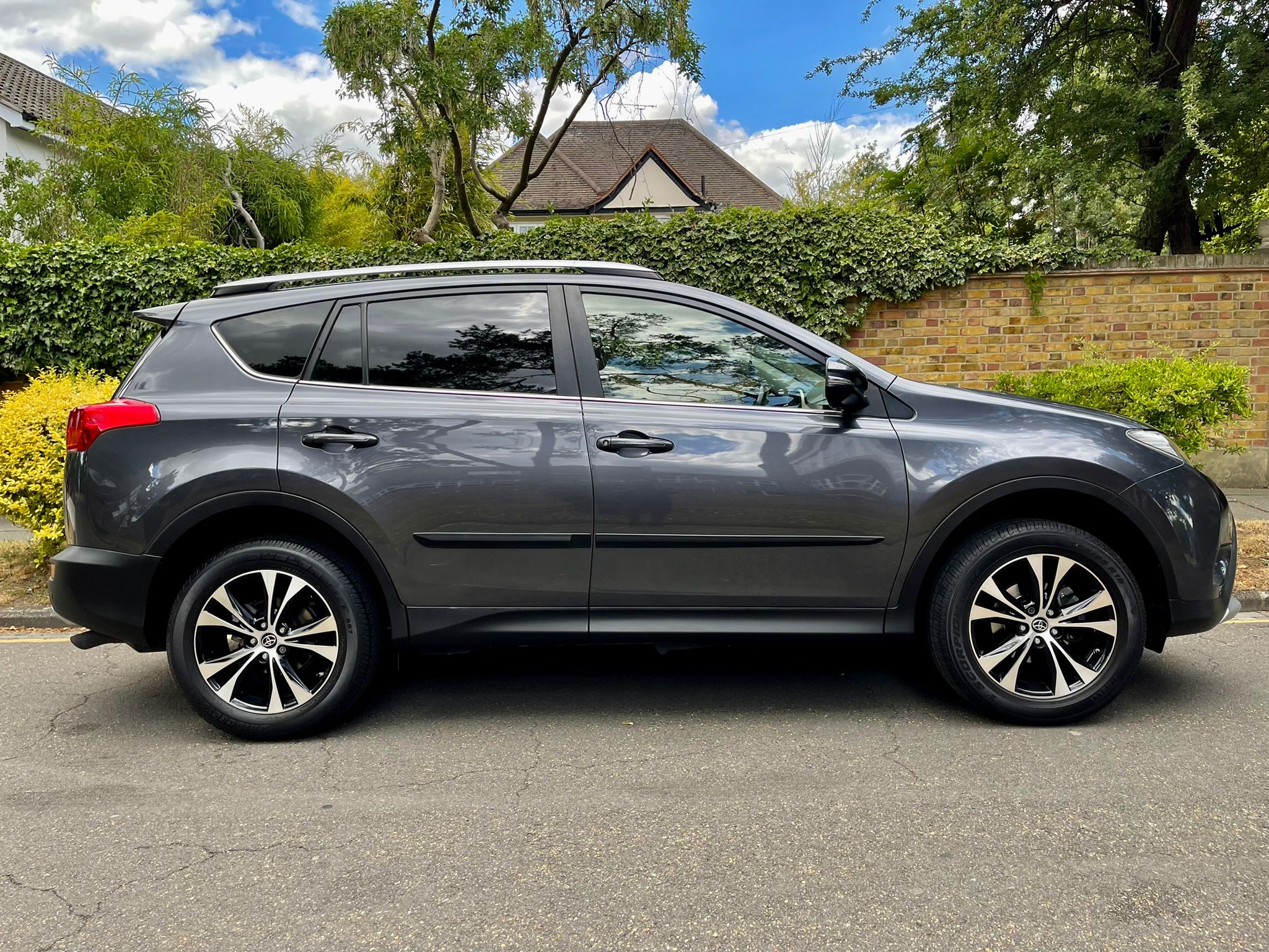 2015 Toyota RAV4 image 3
