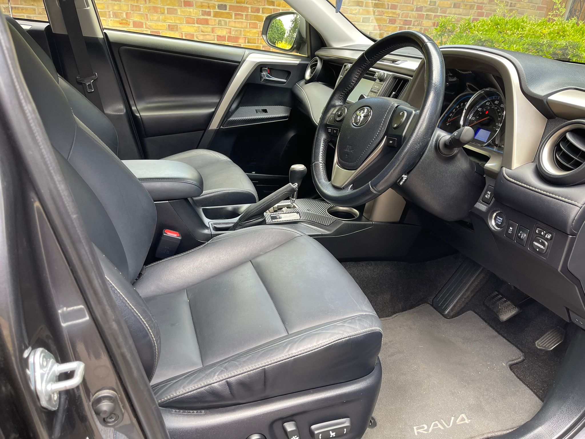 2015 Toyota RAV4 image 4