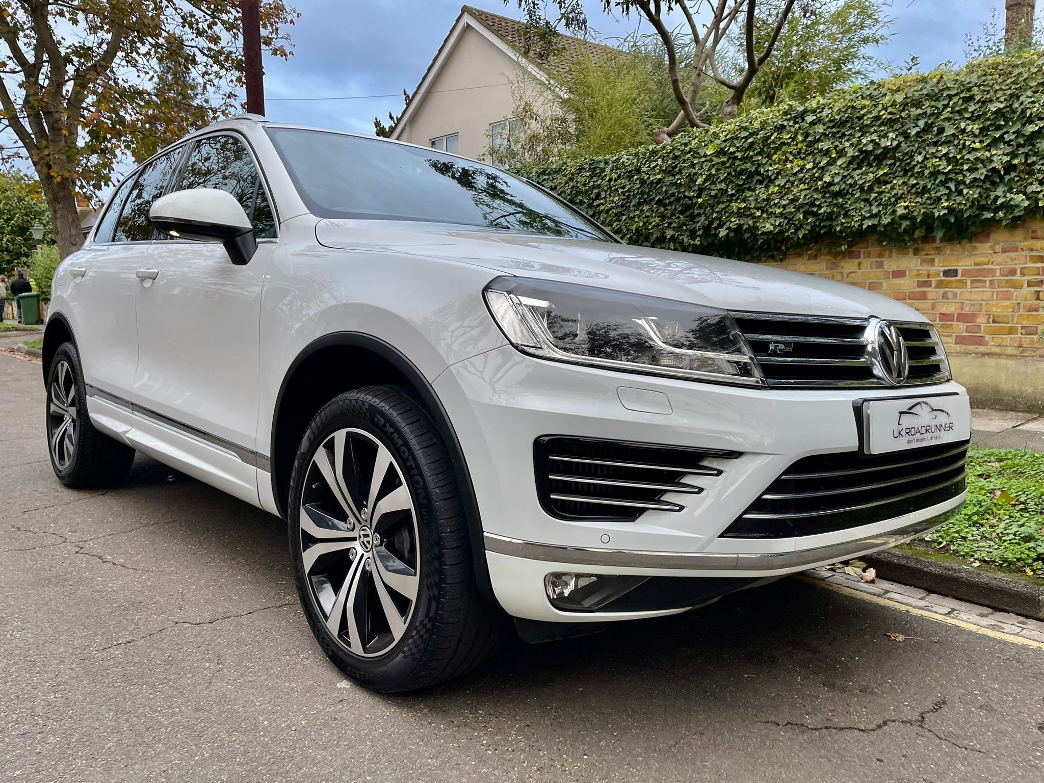 2016 VW Touareg White image 1