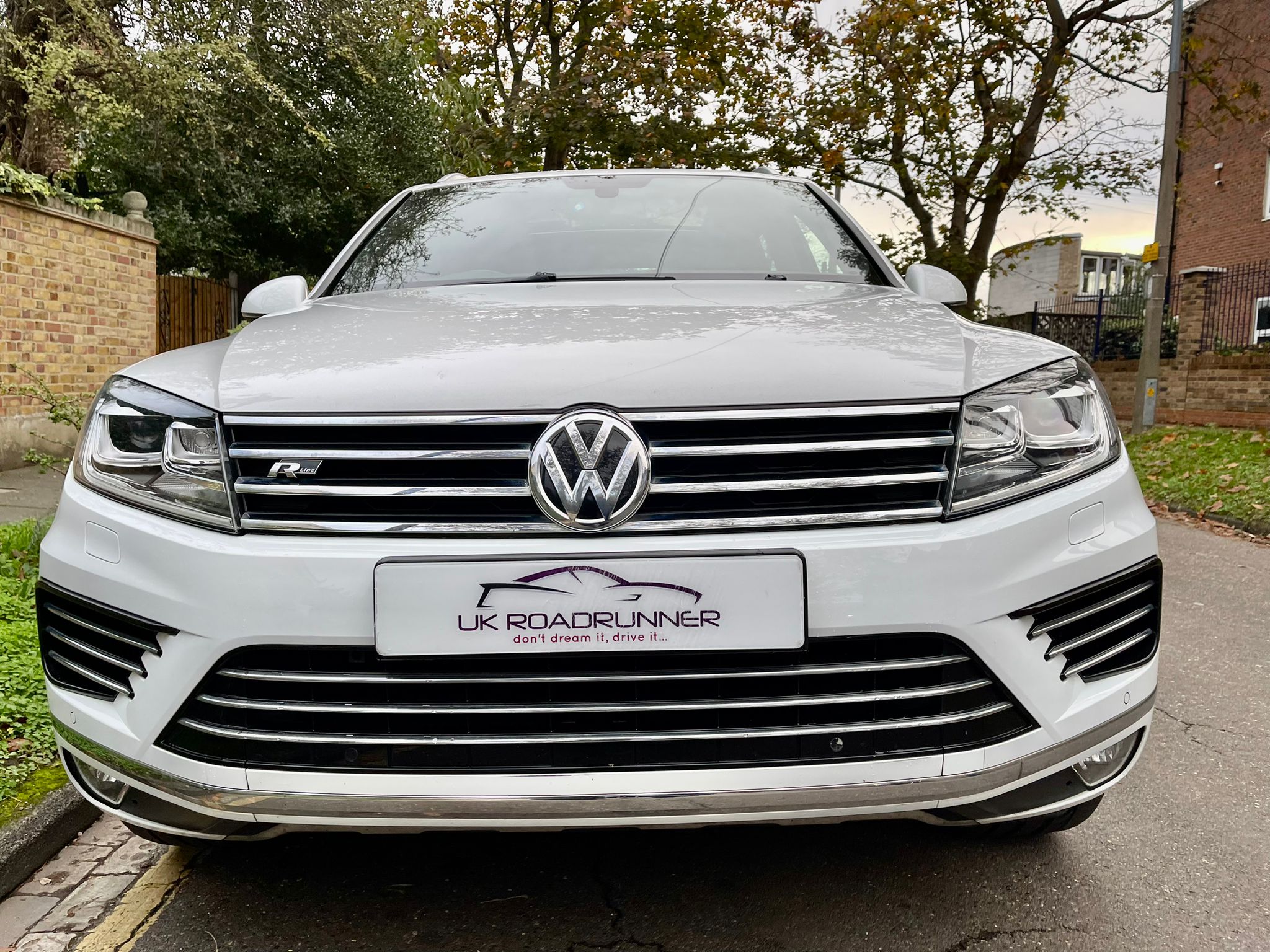 2016 VW Touareg White image 3