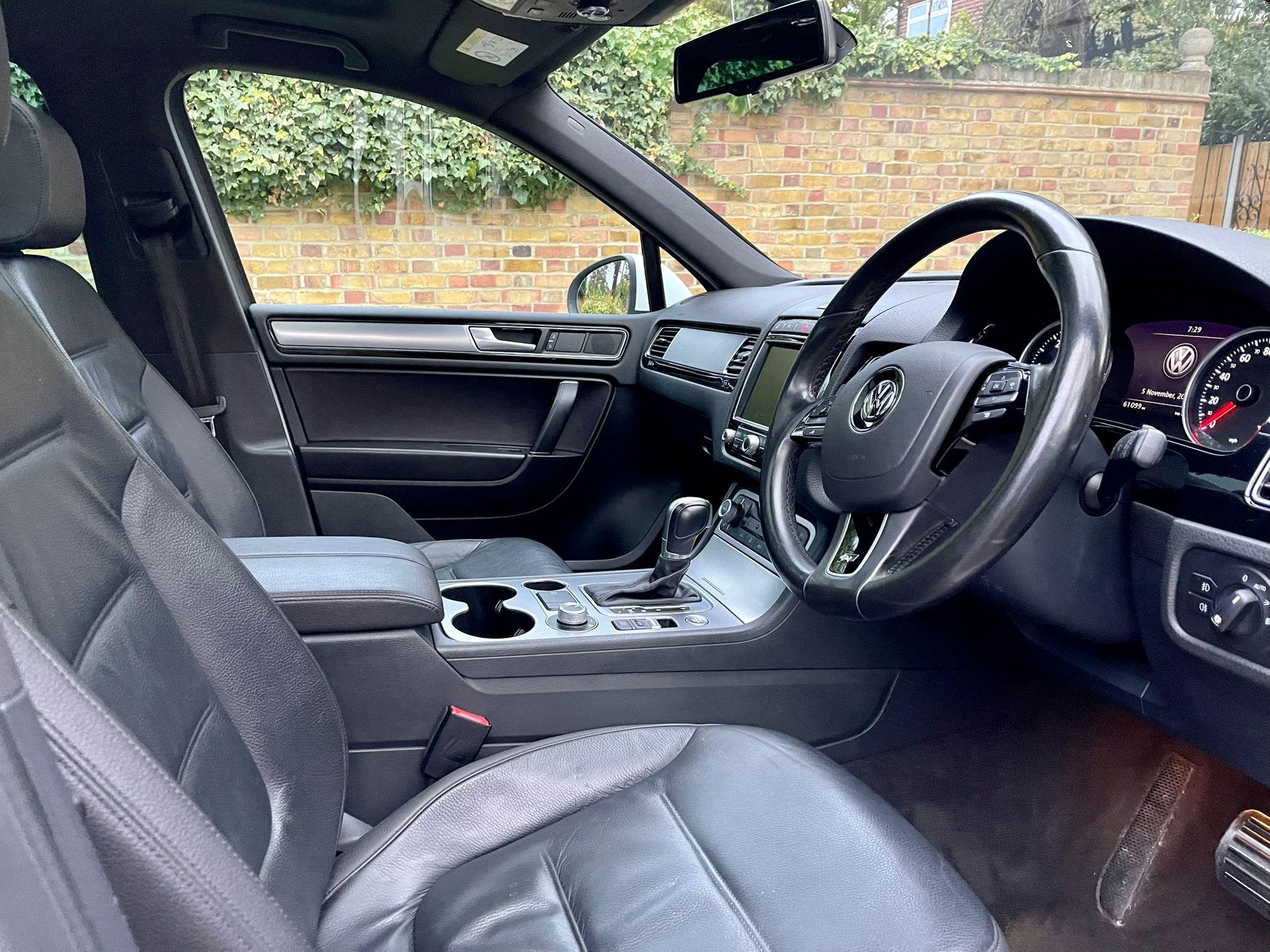 2016 VW Touareg White image 5