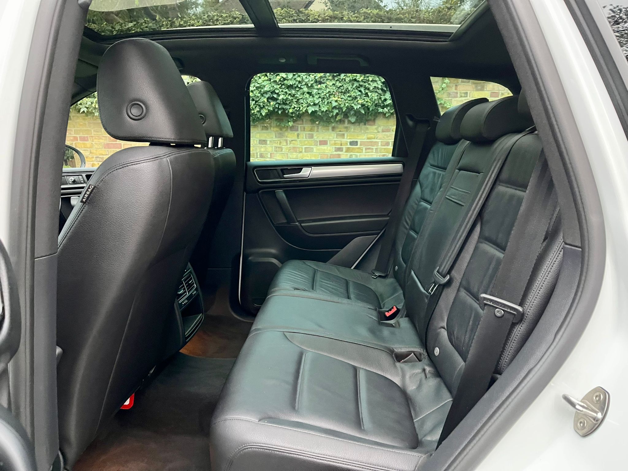 2016 VW Touareg White image 6