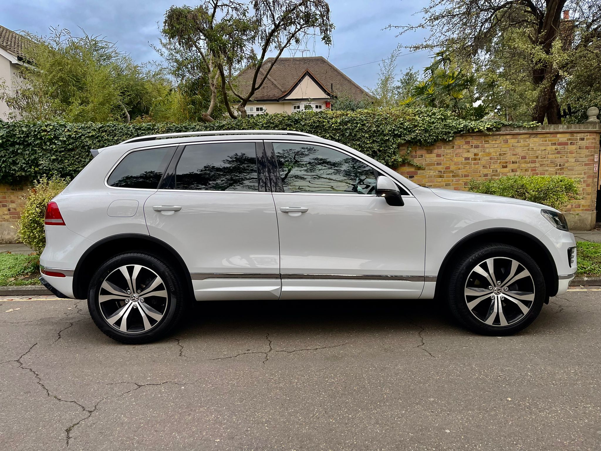 2016 VW Touareg White image 2