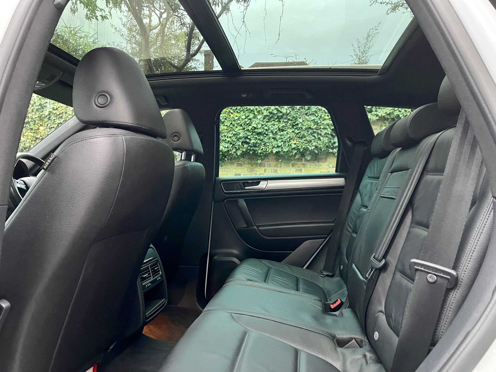 2016 VW Touareg White image 7