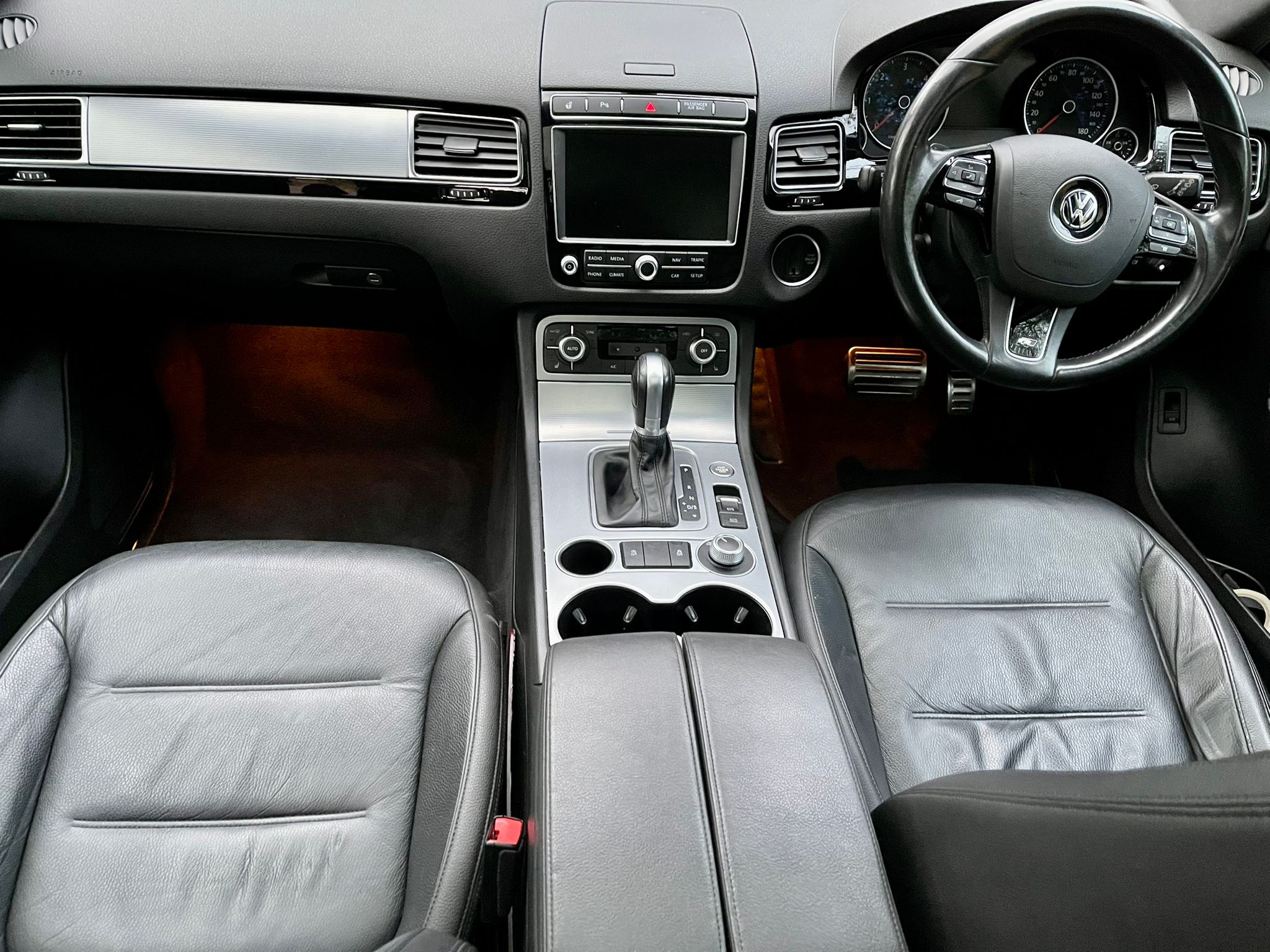 2016 VW Touareg White image 4