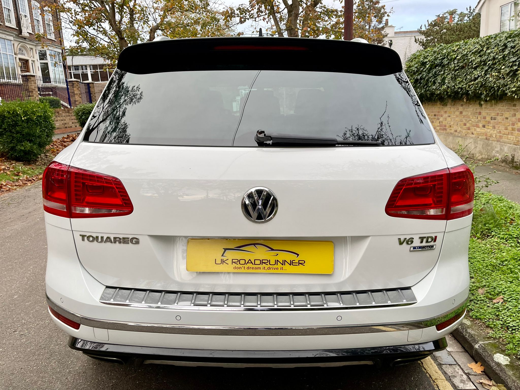 2016 VW Touareg White image 9