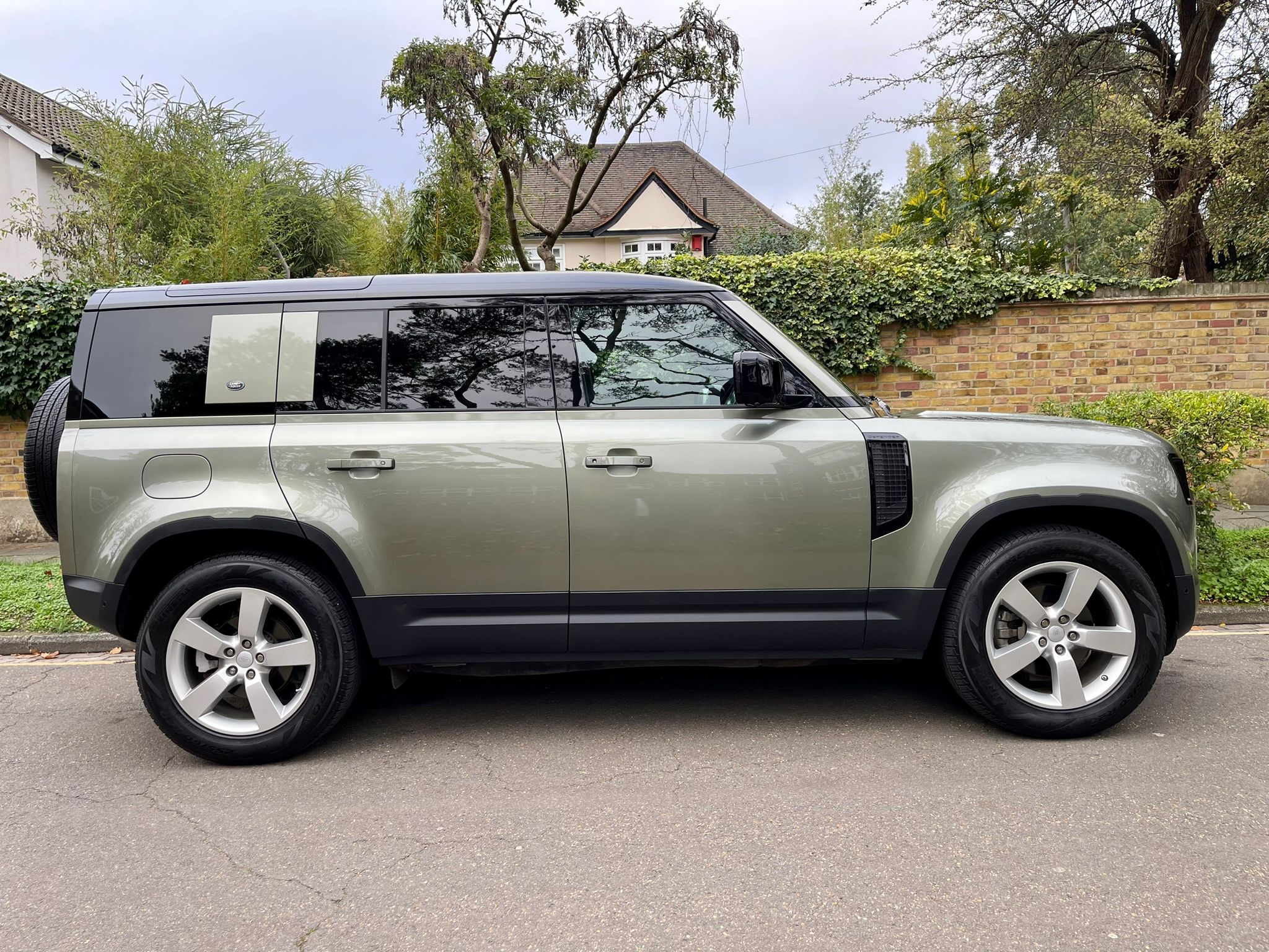 2020 Land Rover Defender 110 image 3
