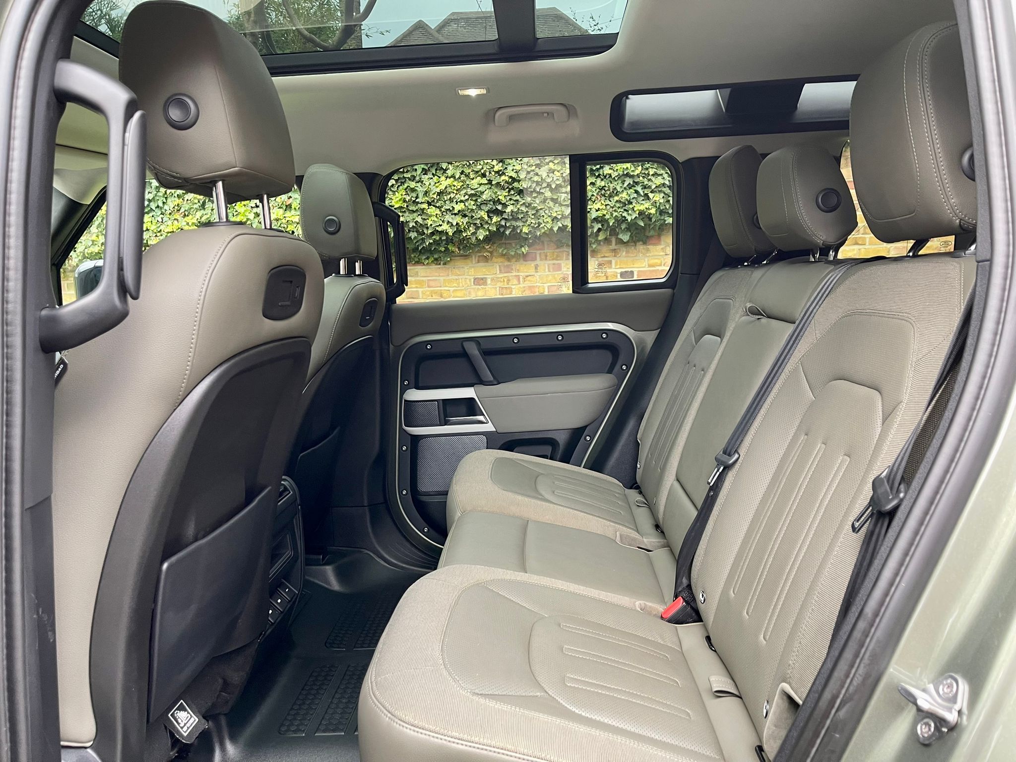 2020 Land Rover Defender 110 image 9