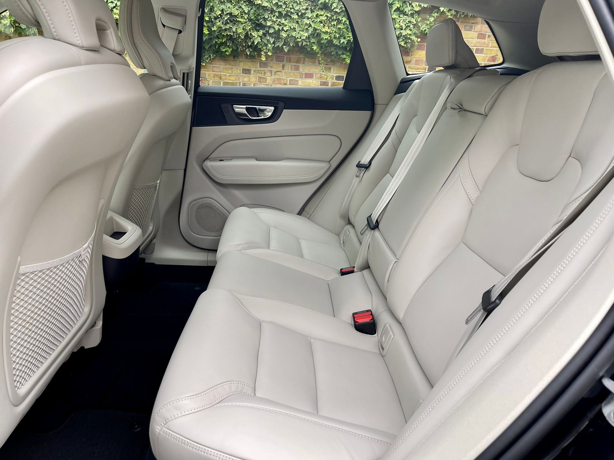 2022 Volvo XC60 image 8