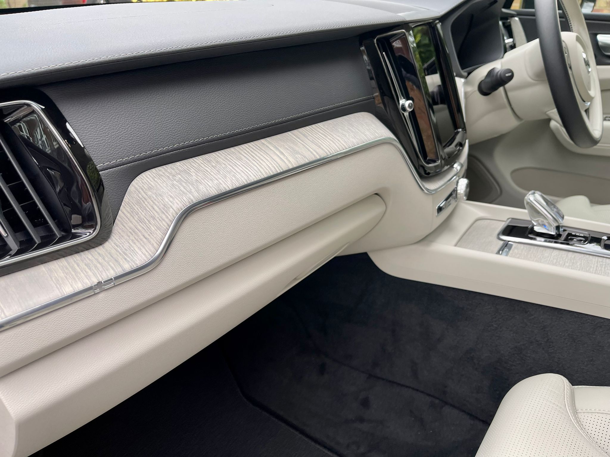 2022 Volvo XC60 image 7