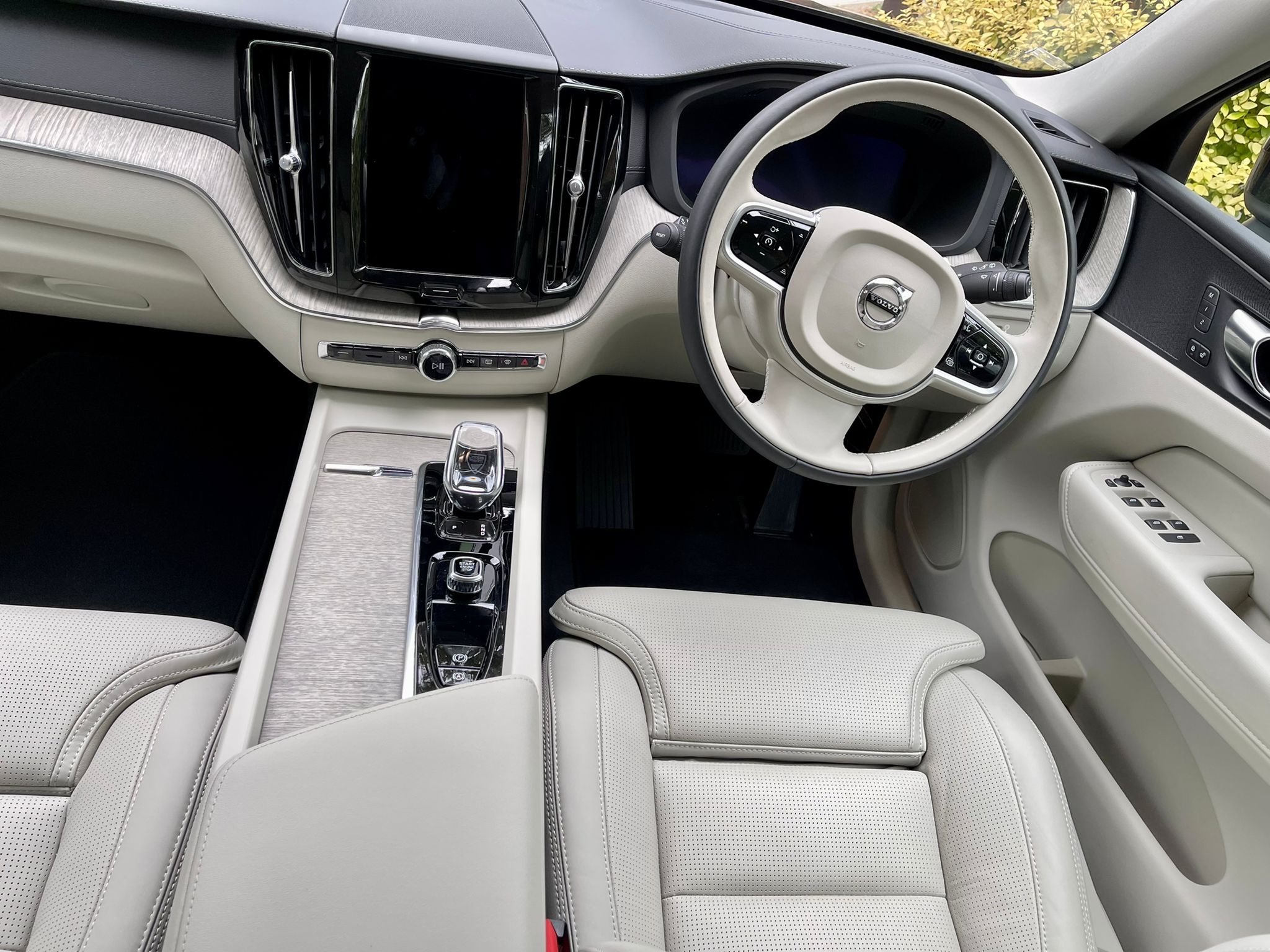 2022 Volvo XC60 image 4