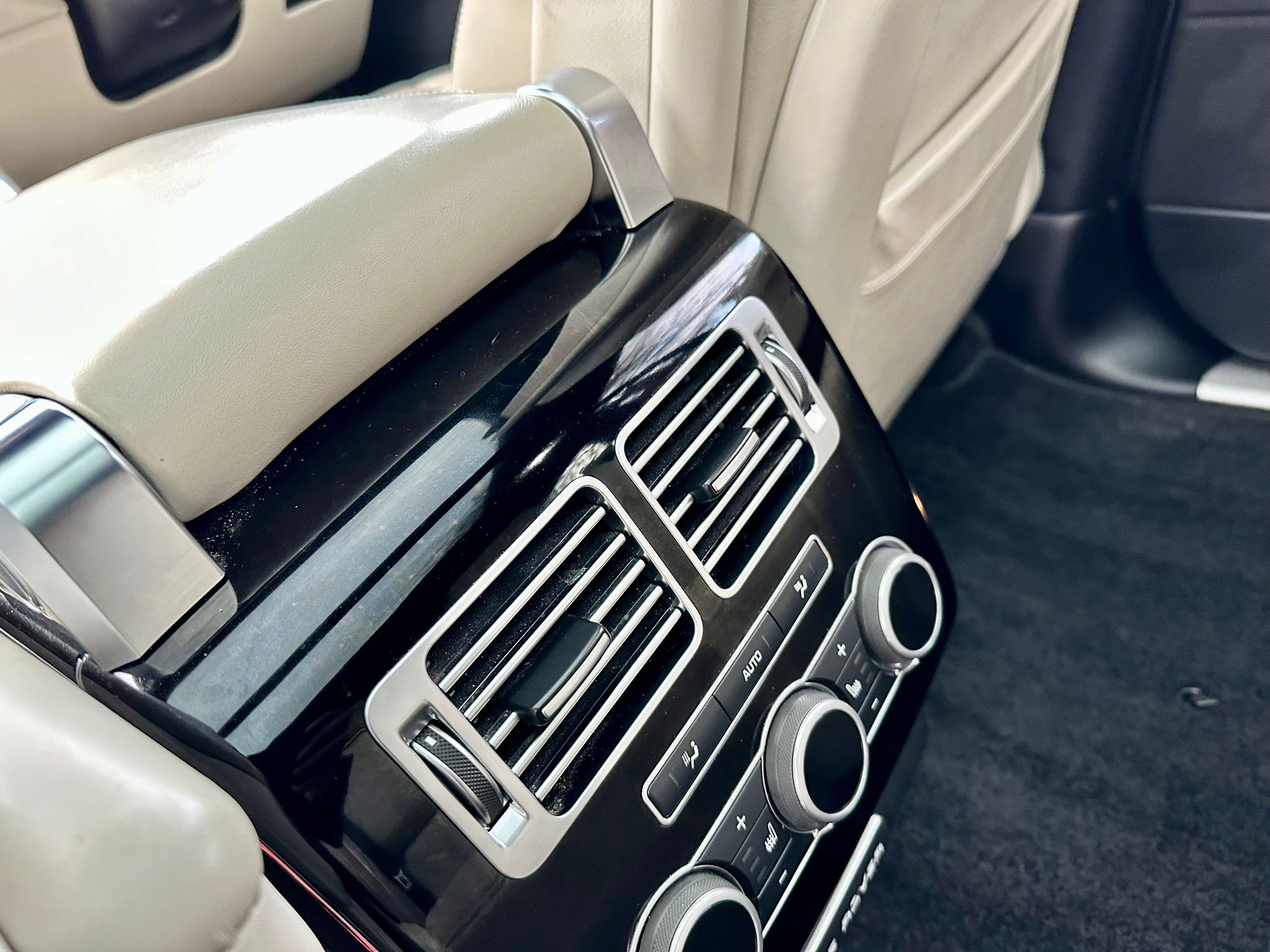 2016 Range Rover Vogue SE image 6