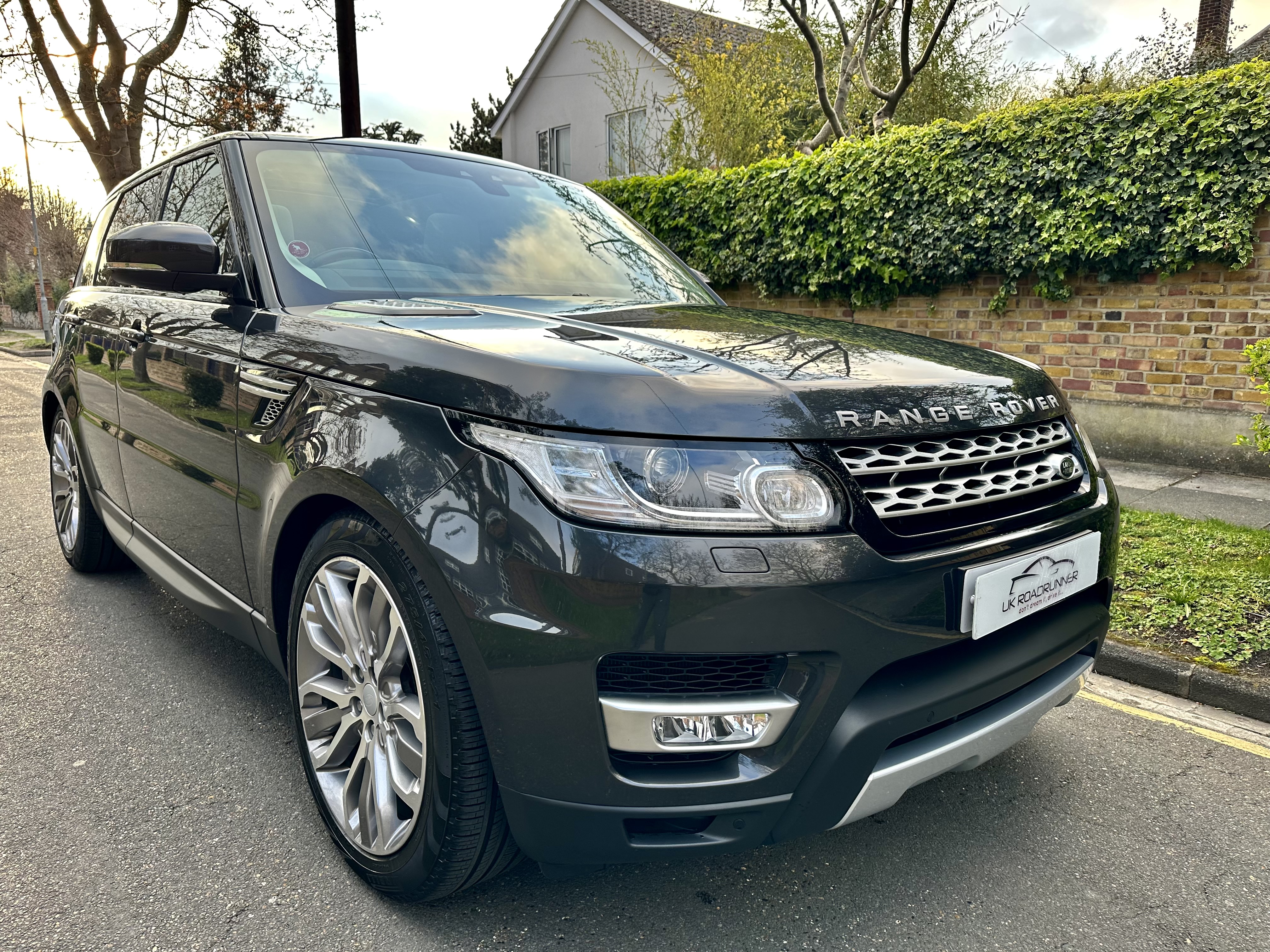 2017 Range Rover Sport HSE  image 1