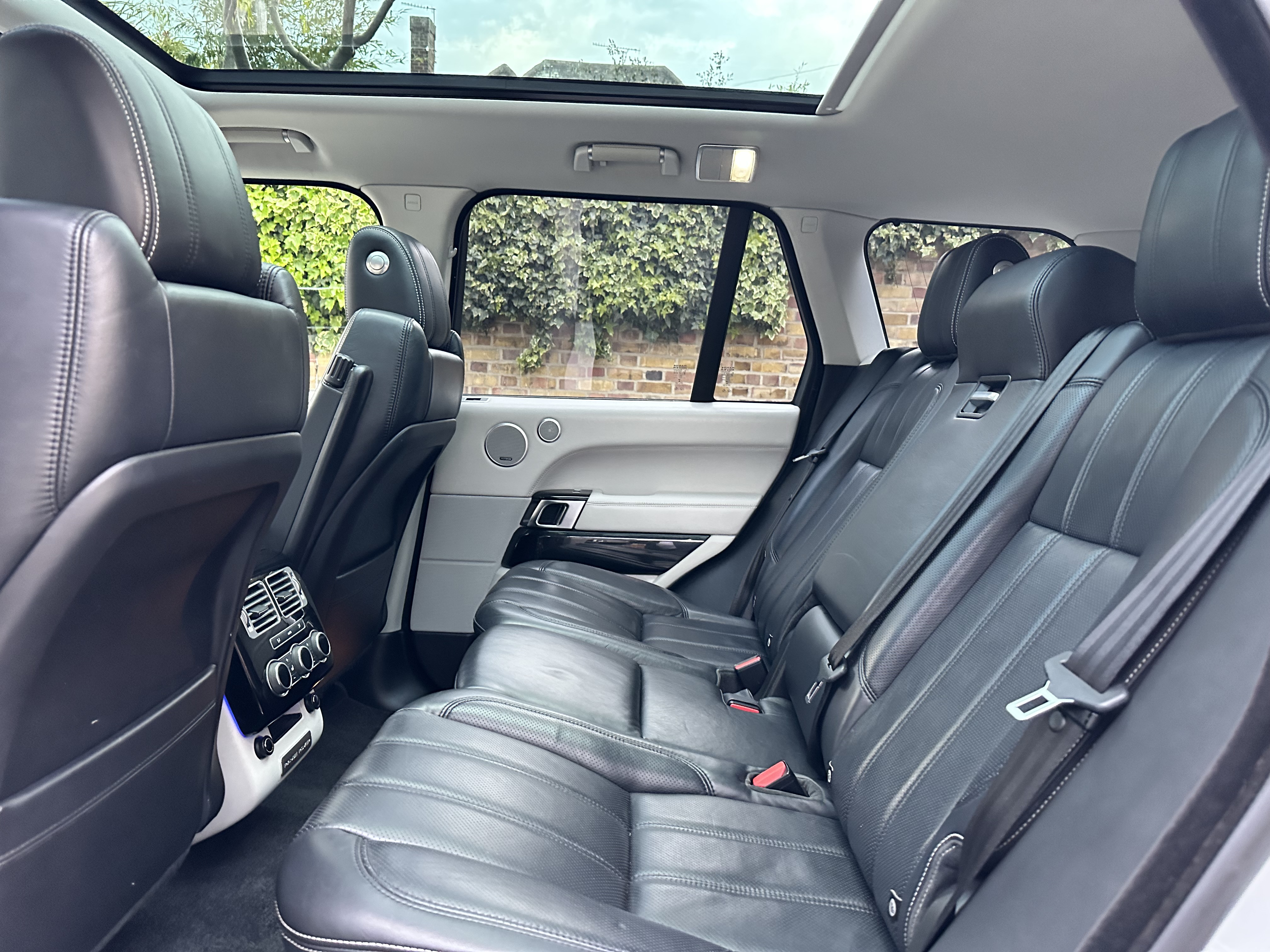 2016 Range Rover Vogue SE  image 9