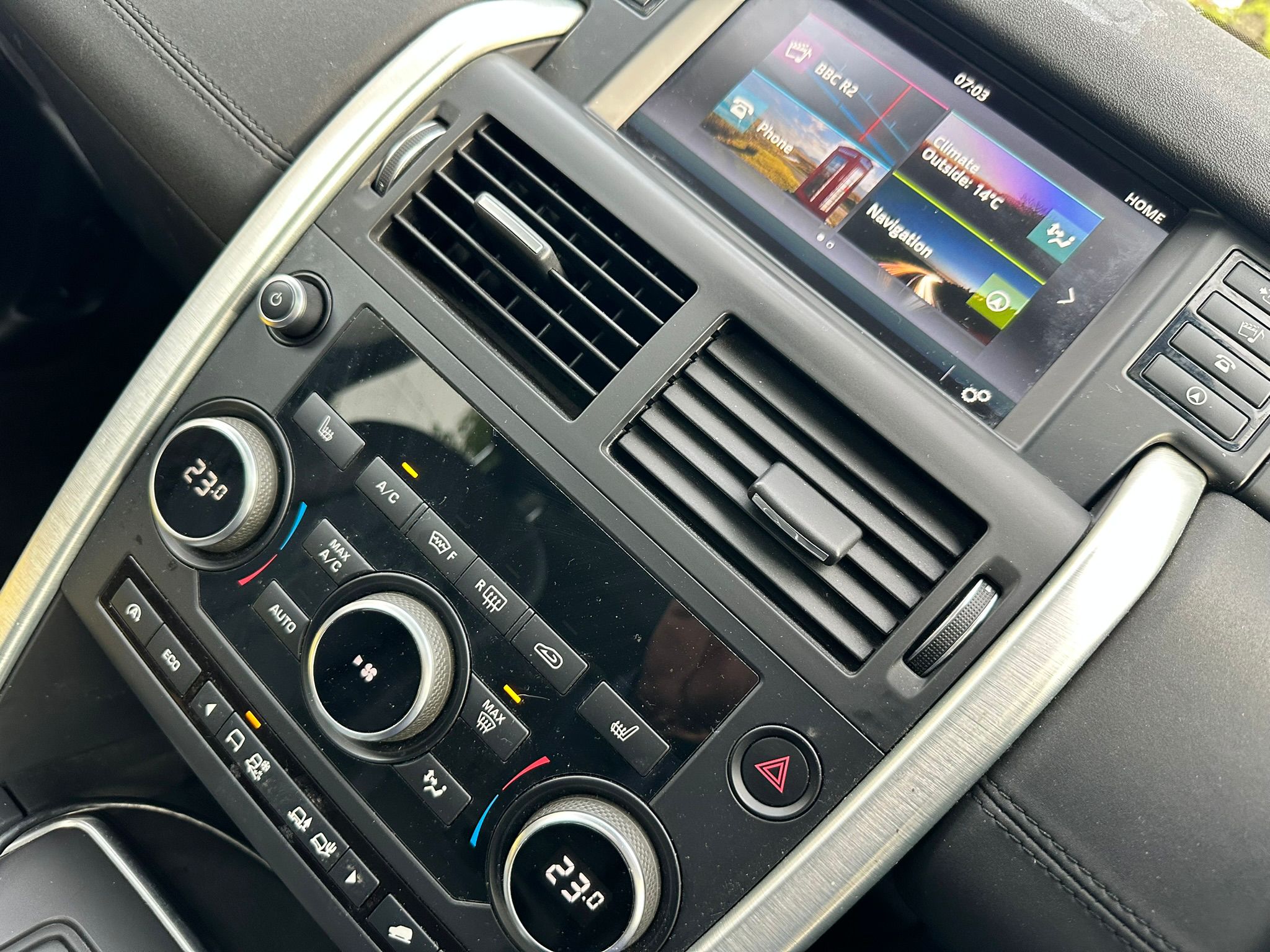 2017 Land Rover Discovery Sport  image 3