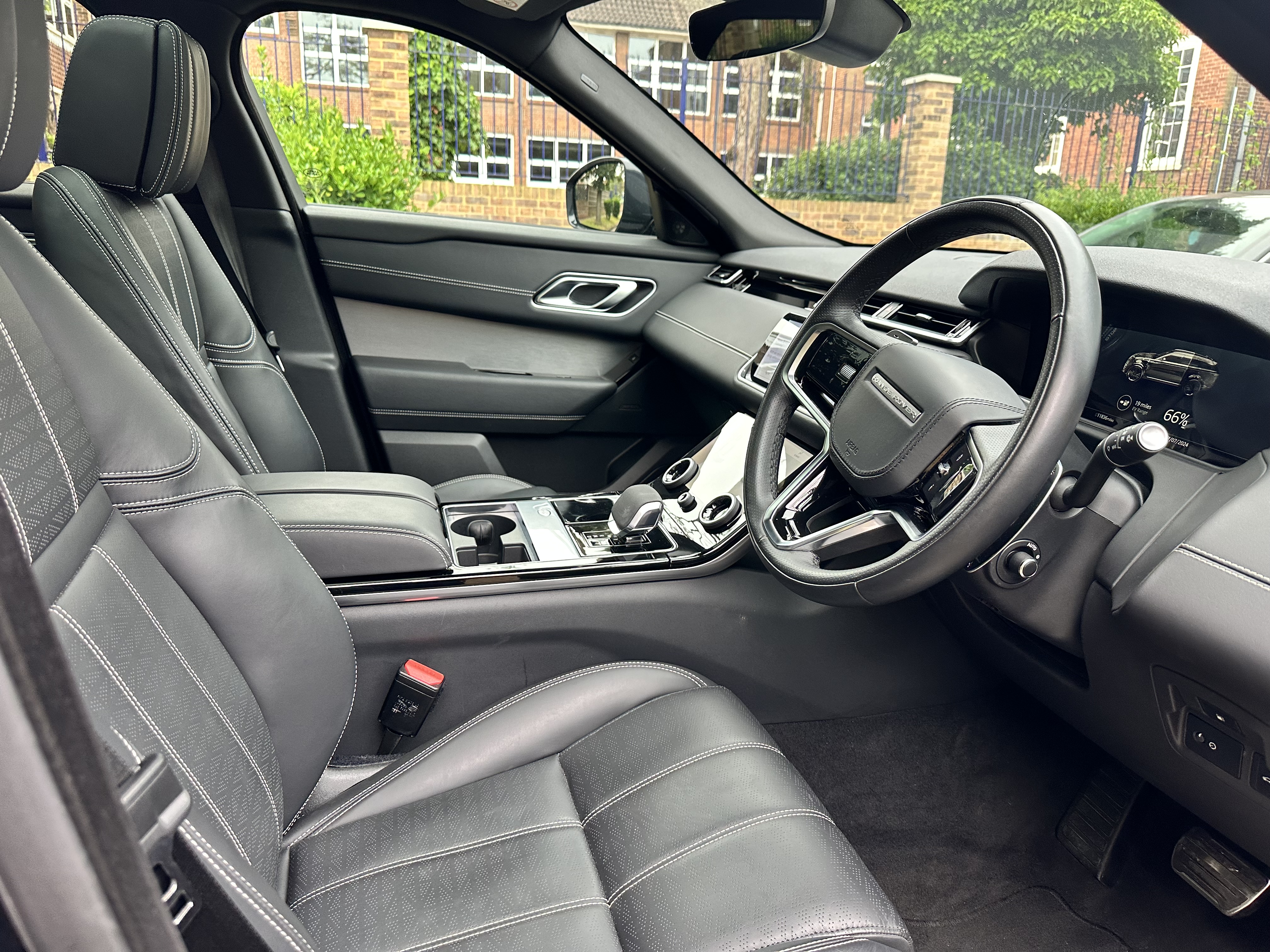 2023 Range Rover Velar P400e image 5