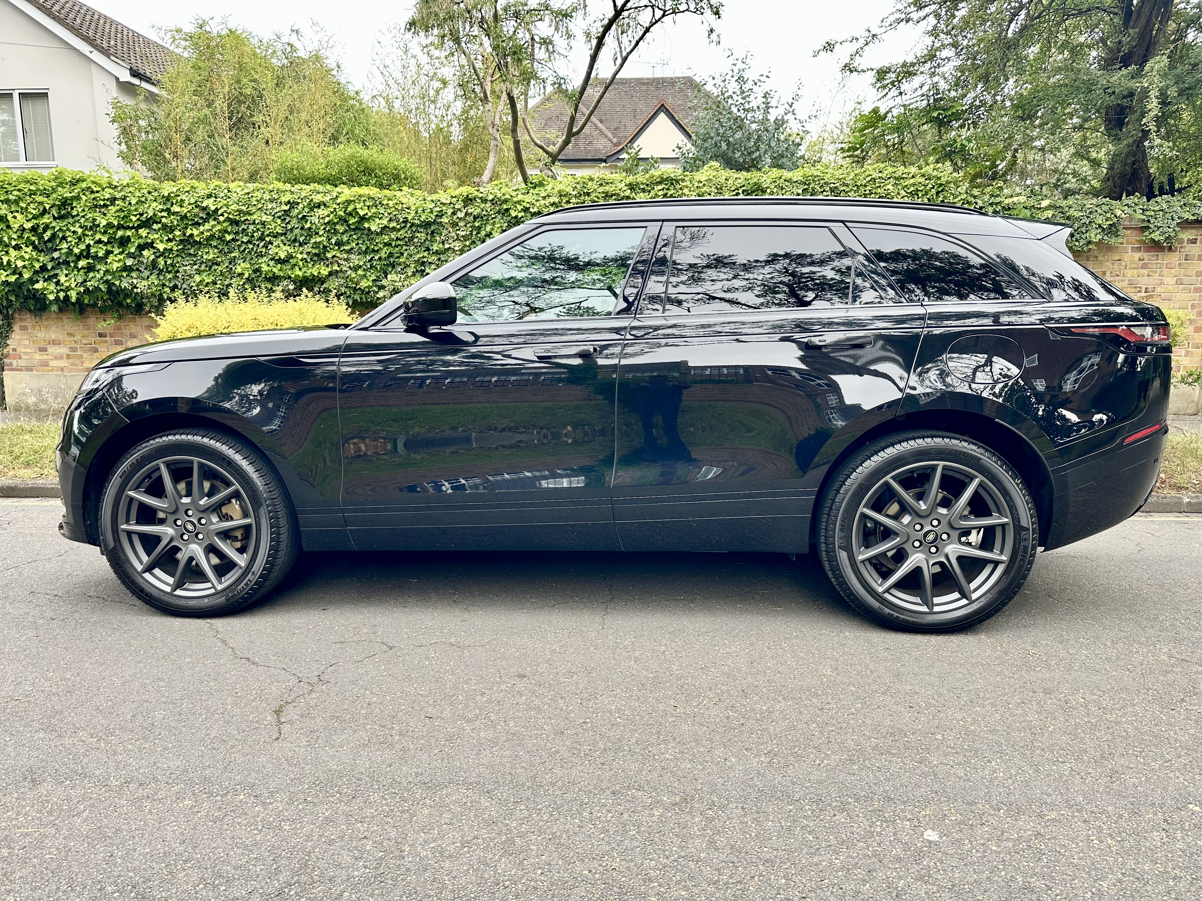 2023 Range Rover Velar P400e image 3