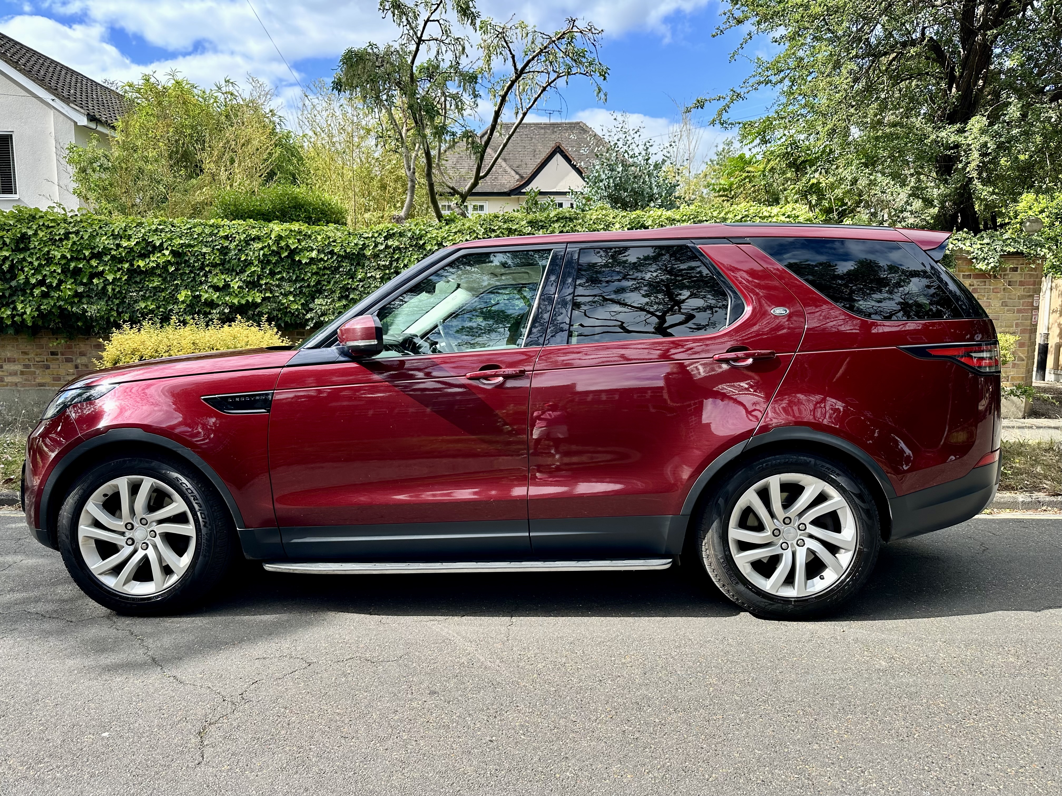 2017 Land Rover Discovery image 2
