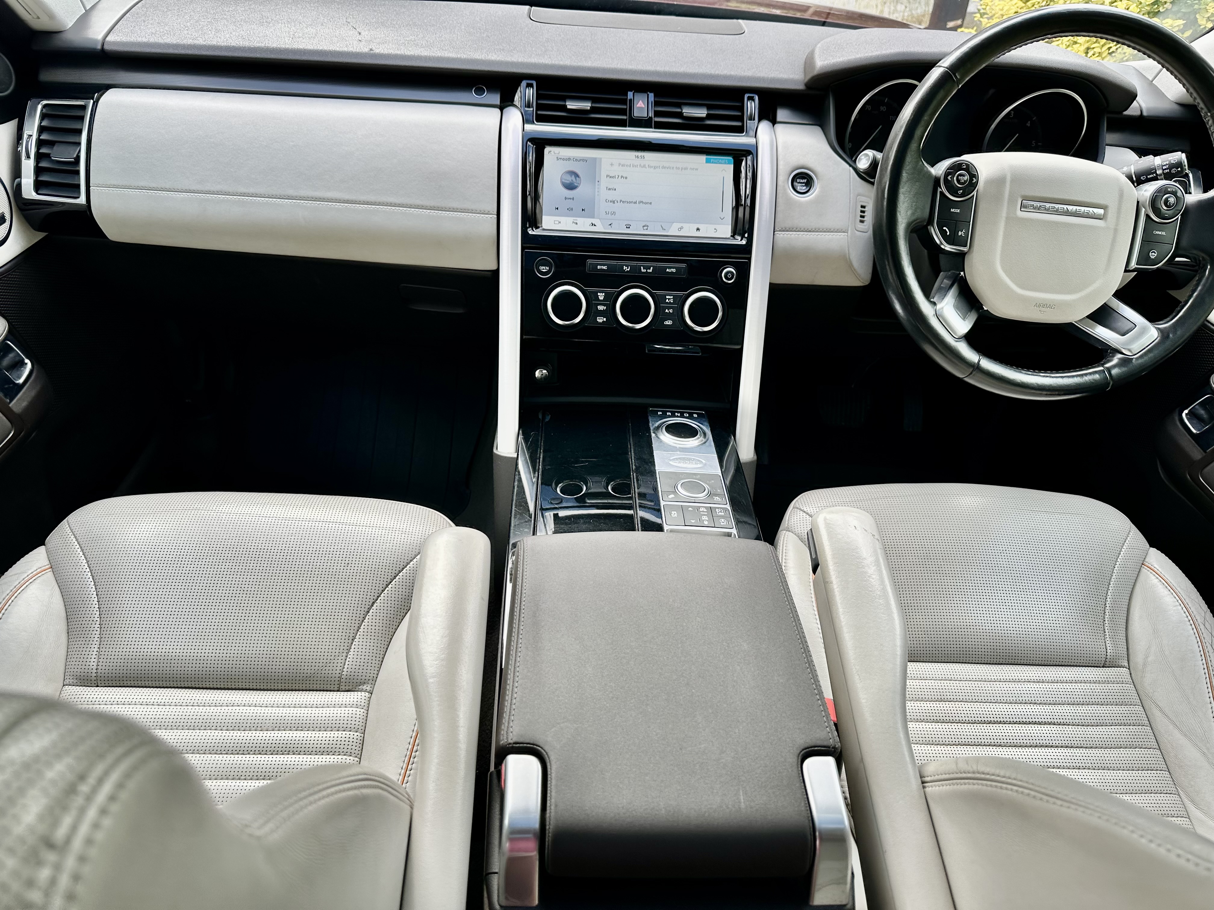 2017 Land Rover Discovery image 3