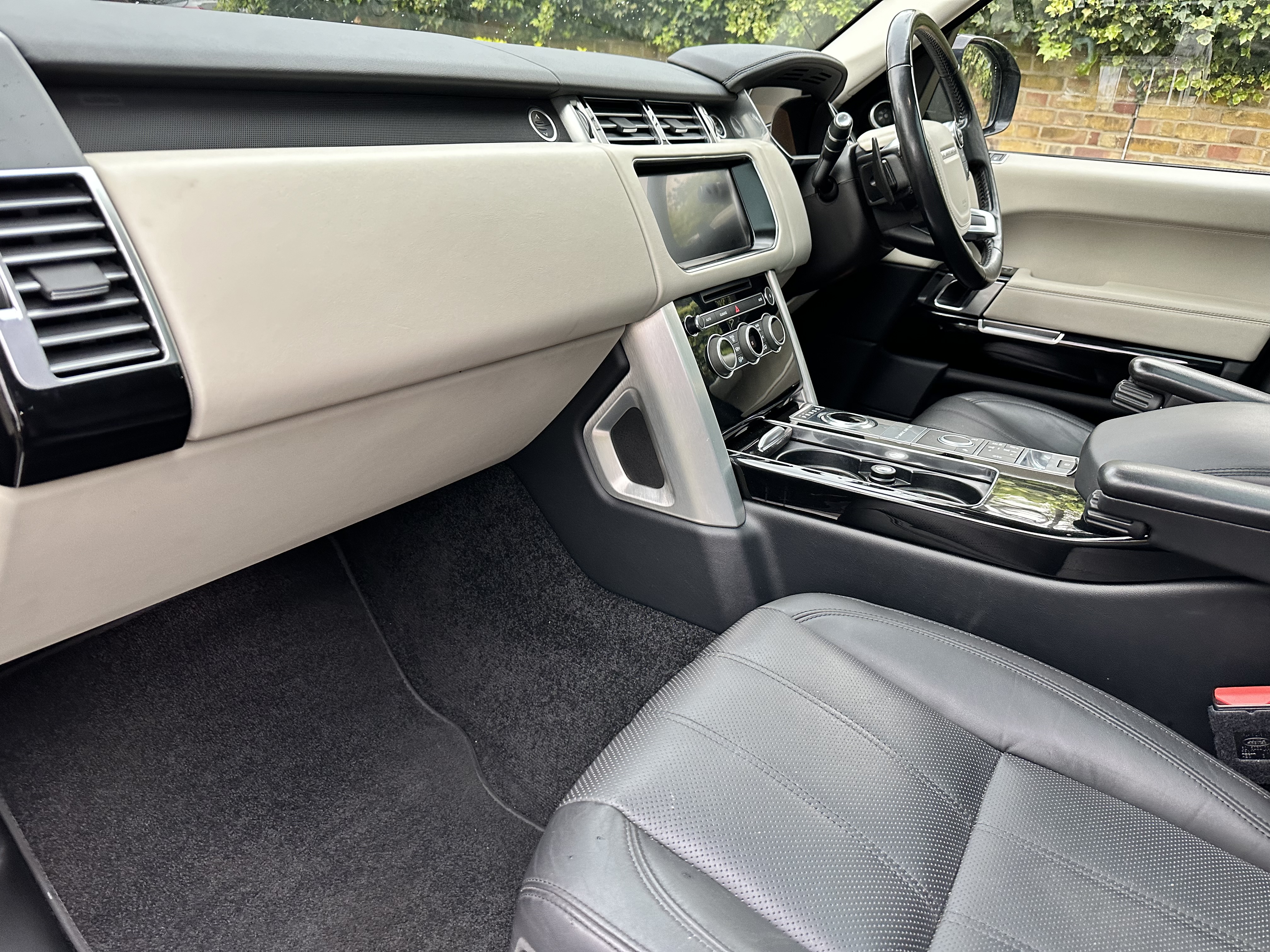 2017 Range Rover Vogue 3.0 SE  image 4