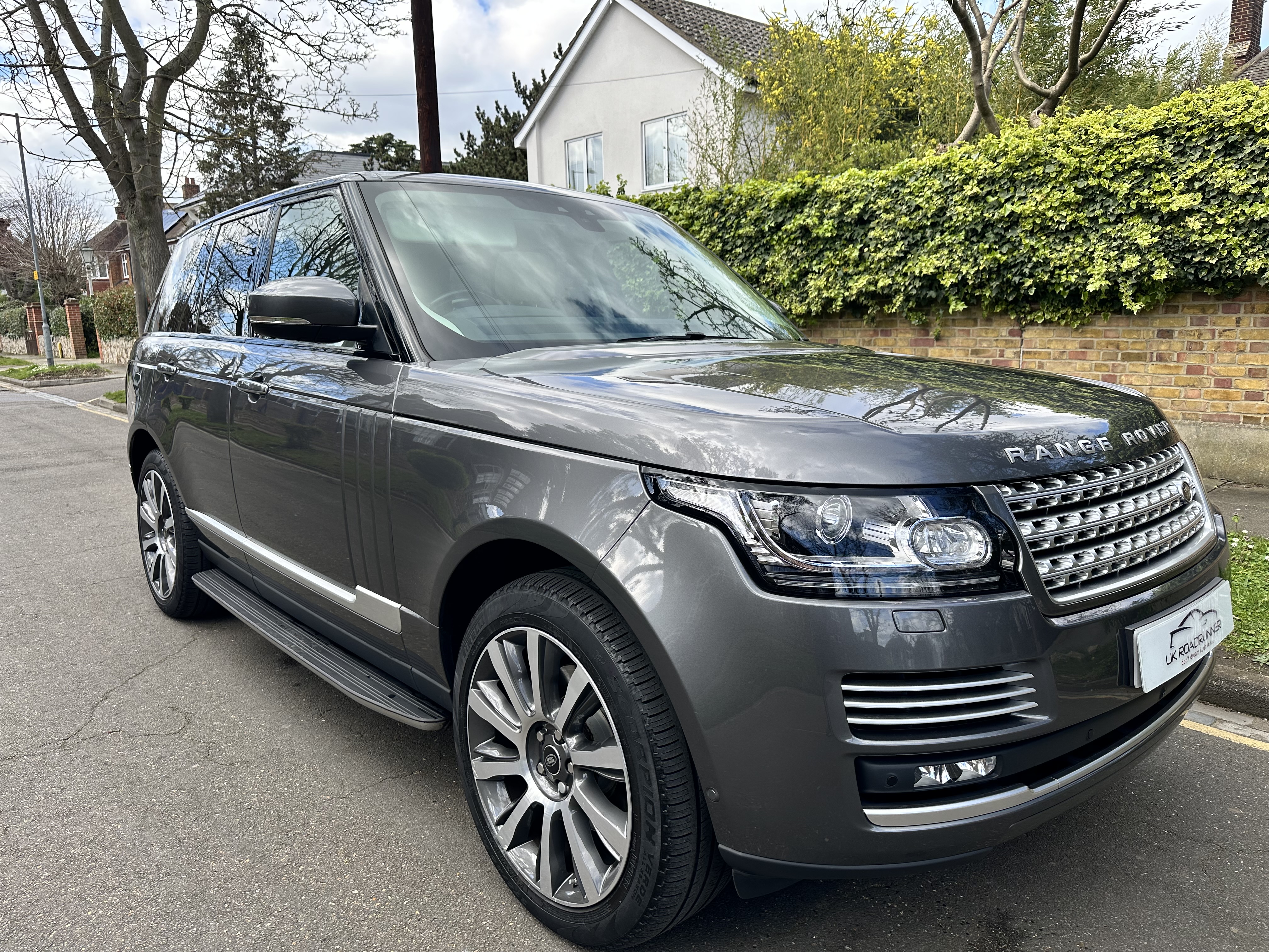 2017 Range Rover Vogue SE  image 1