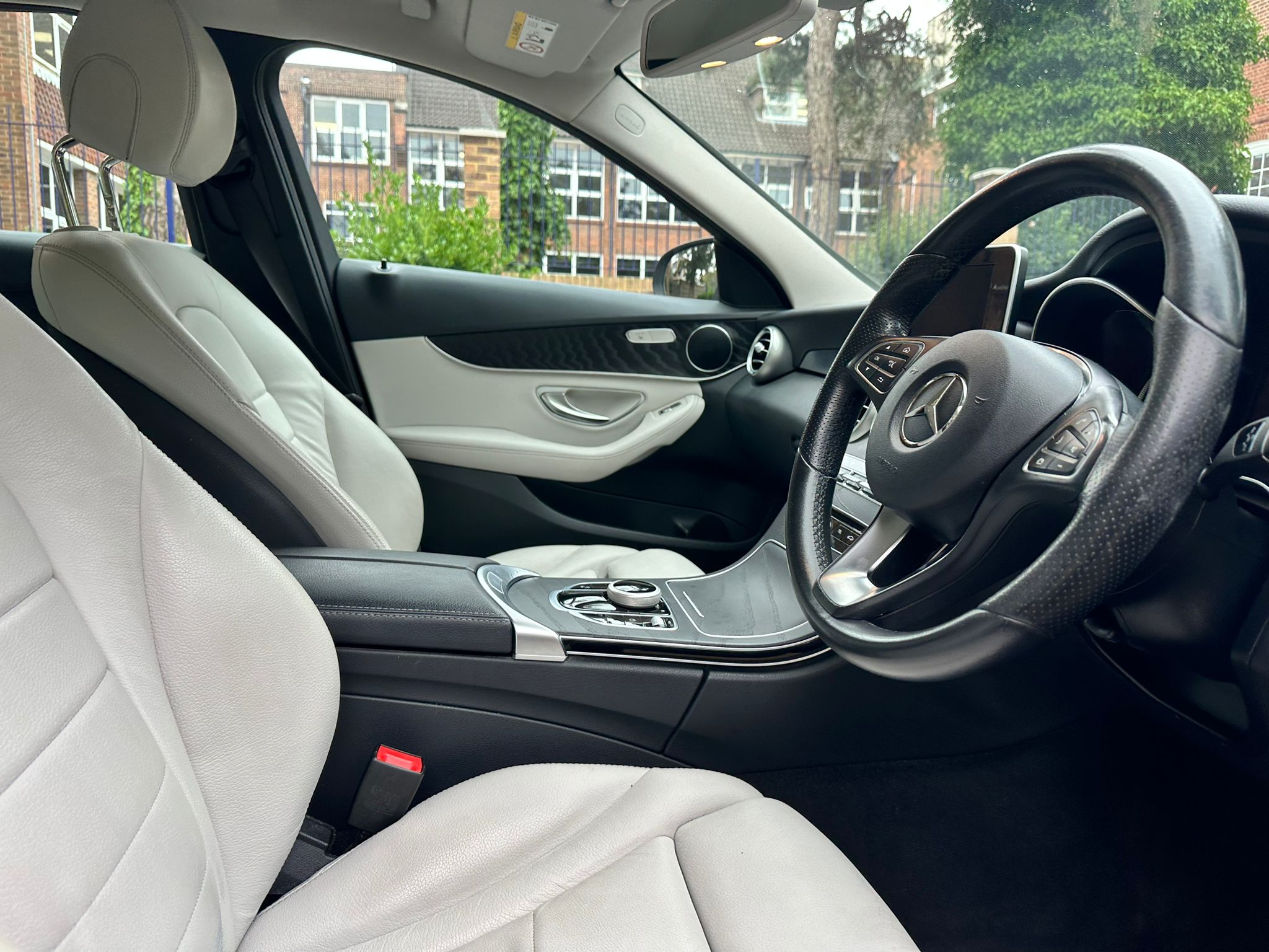 2018 Mercedes Benz C350e image 4