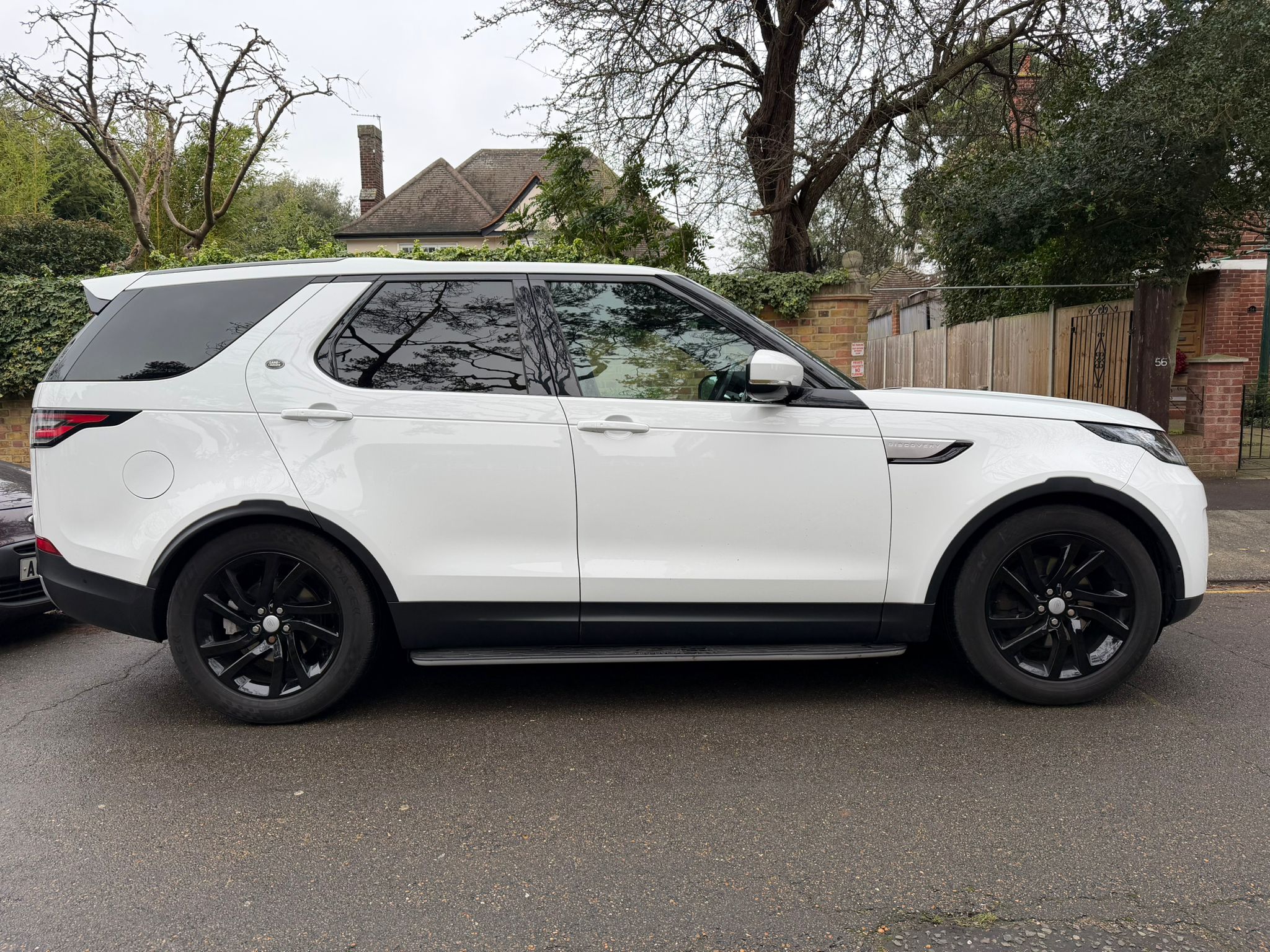 2019 Land Rover Discovery  image 2