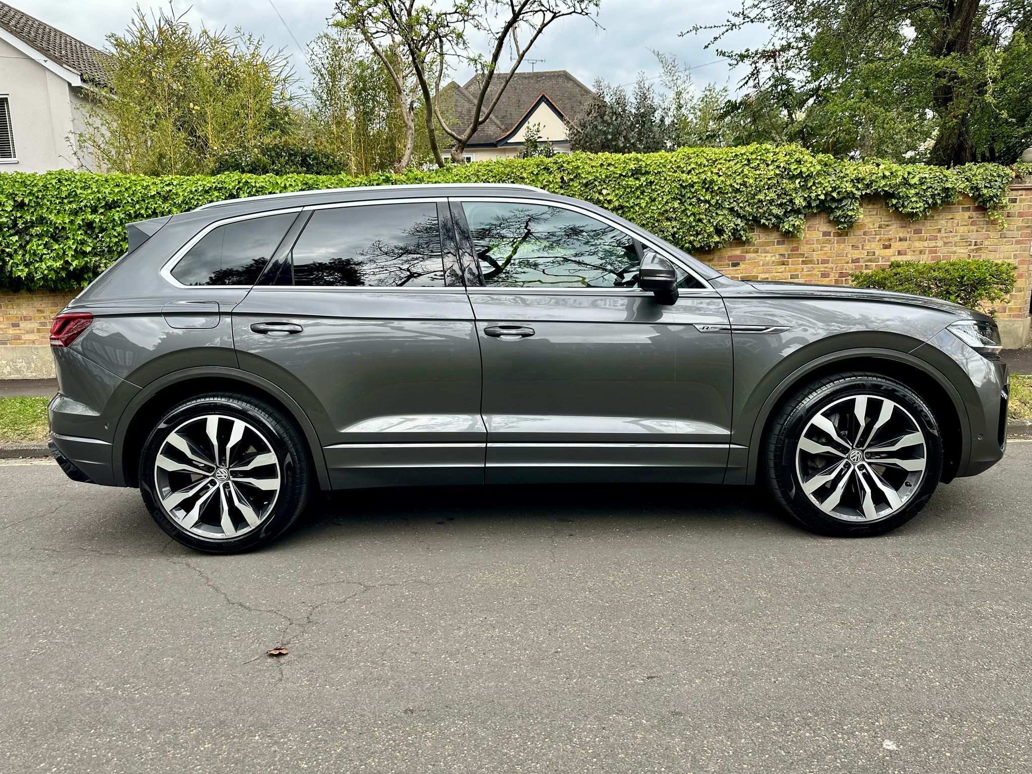 2020 VW Touareg 3.O TSI R Line Tech image 2