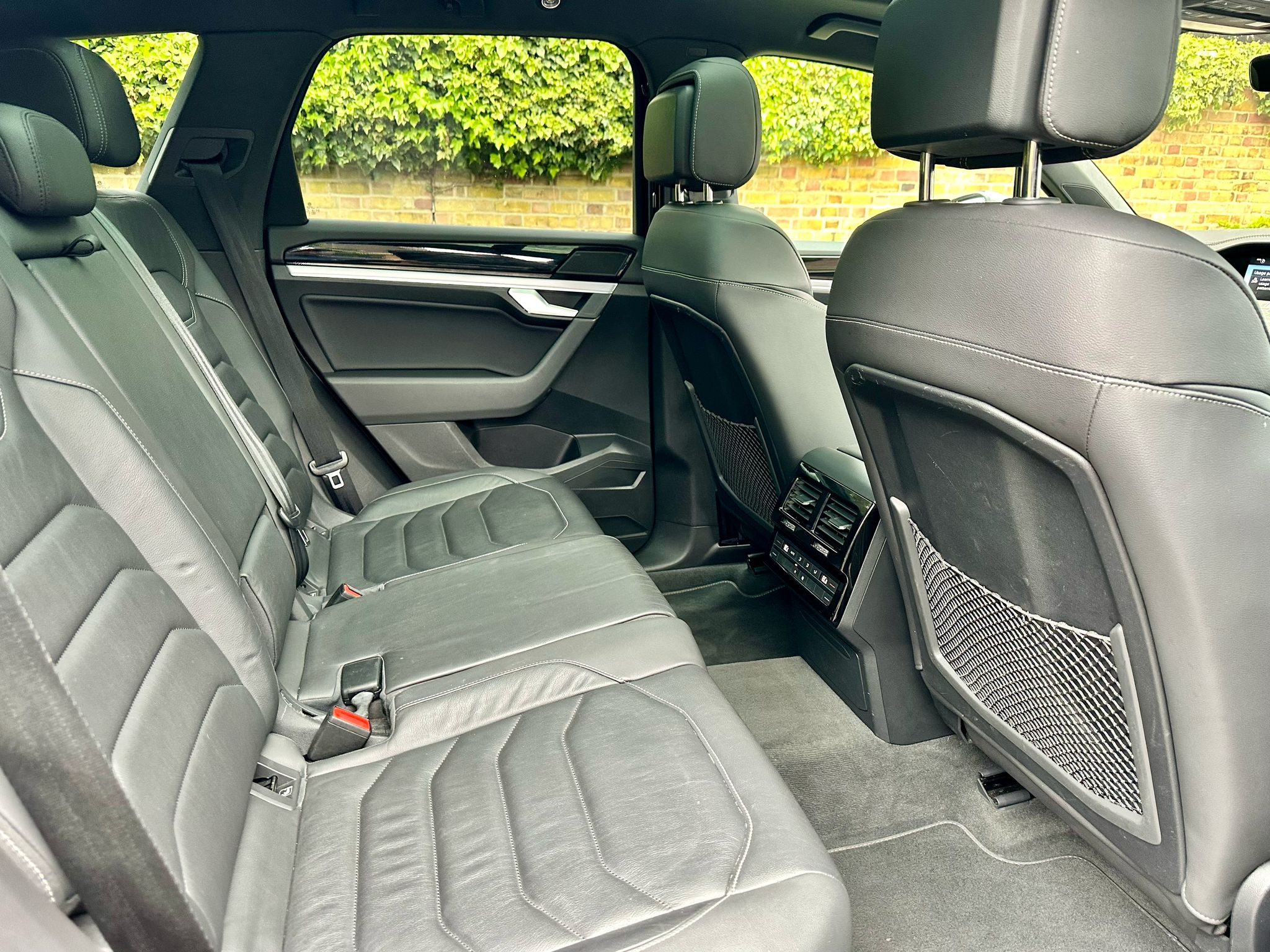 2020 VW Touareg 3.O TSI R Line Tech image 9