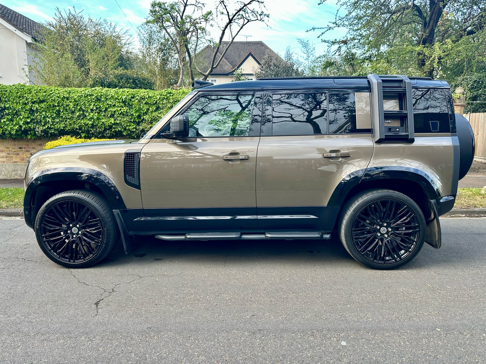 2022 Land Rover Defender 110 X Dynamic SE image 4